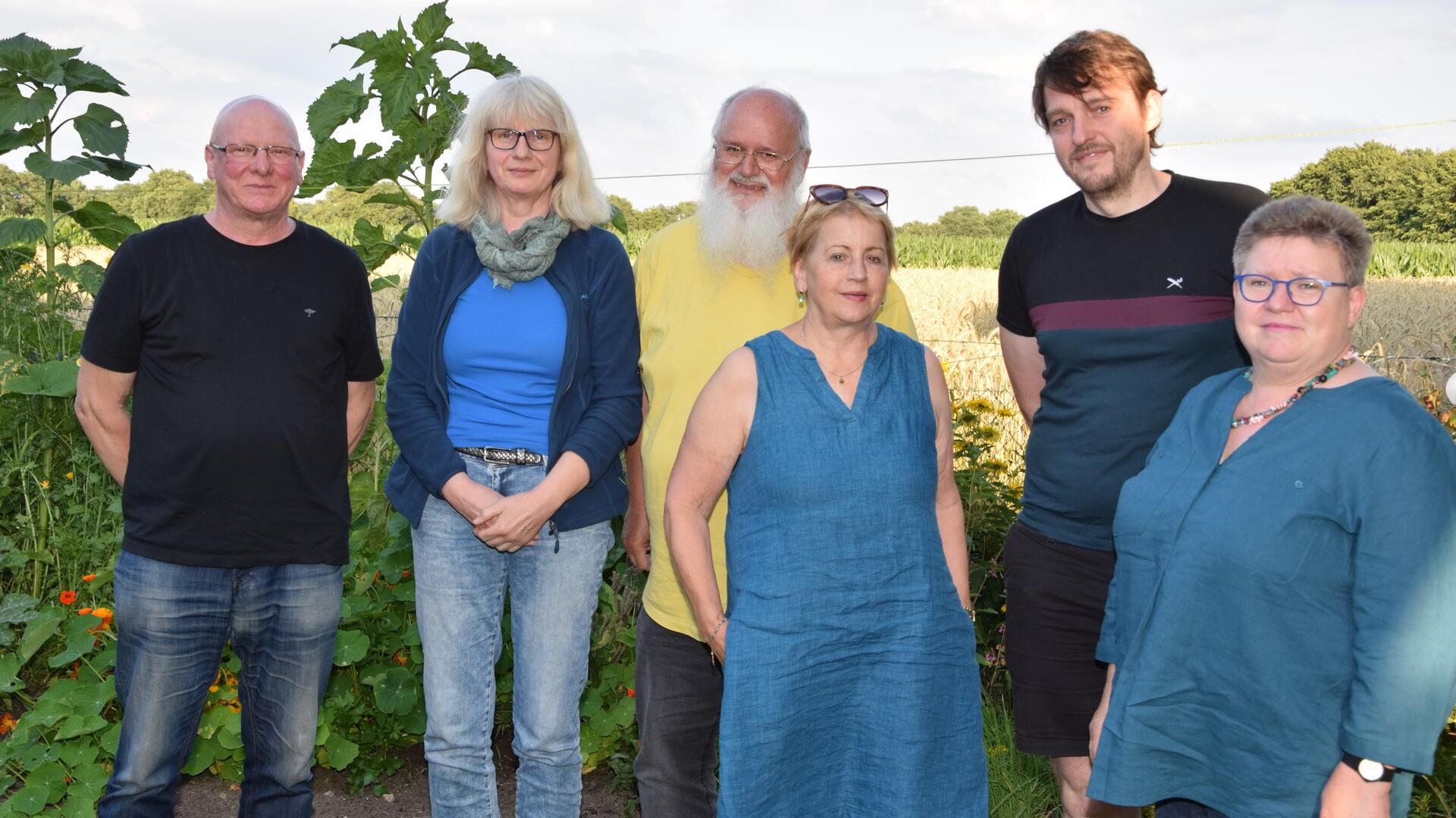 Die „Bürgerinitiative Tontaubenschießstand Rhadereistedt“ hat Unterschriften gegen Schießlärm gesammelt (von links): Hinrich Poppe, Gisela Quell, Thomas Schwarz, Gisela Marquarding, Patrick Hülsmann und Anke Husmann-Klaffke aus Rhadereistedt.