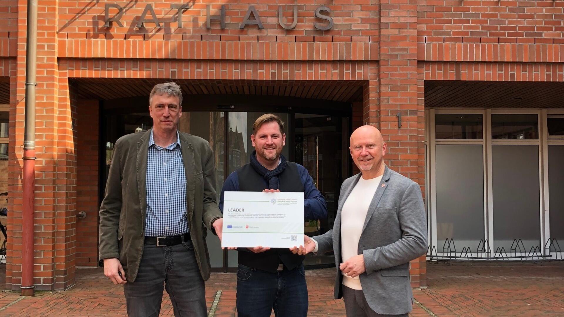 Die Bürgermeister Michael Hannebacher (von rechts), Marc Breitenfeld und Stephan Meyer freuen sich über die Förderzusage.