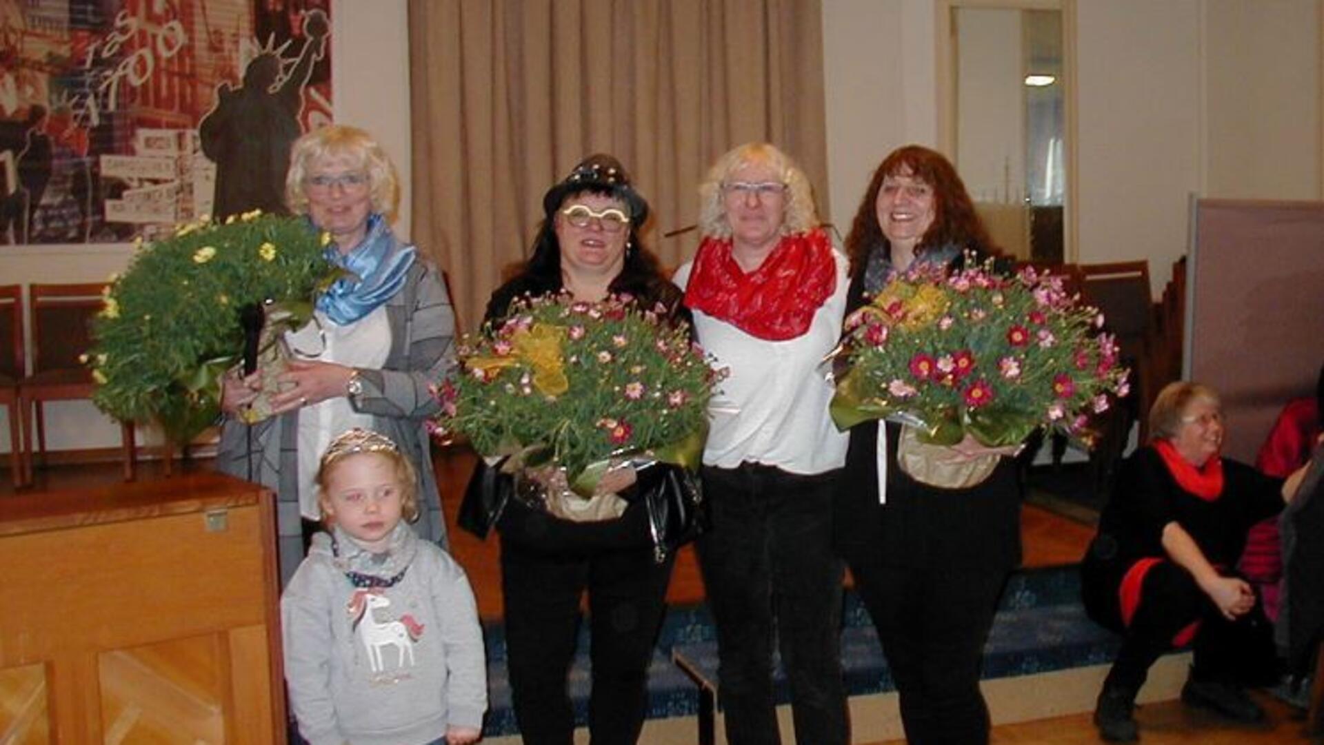 Die Chorleiterinnen Ulrike Brickwedel (von links), Birgit Huse, Eva Platje und Anjana Picker, hier mit Mara (vorne), servierten beim Freundschaftssingen ein frühlingsfrisches Programm.