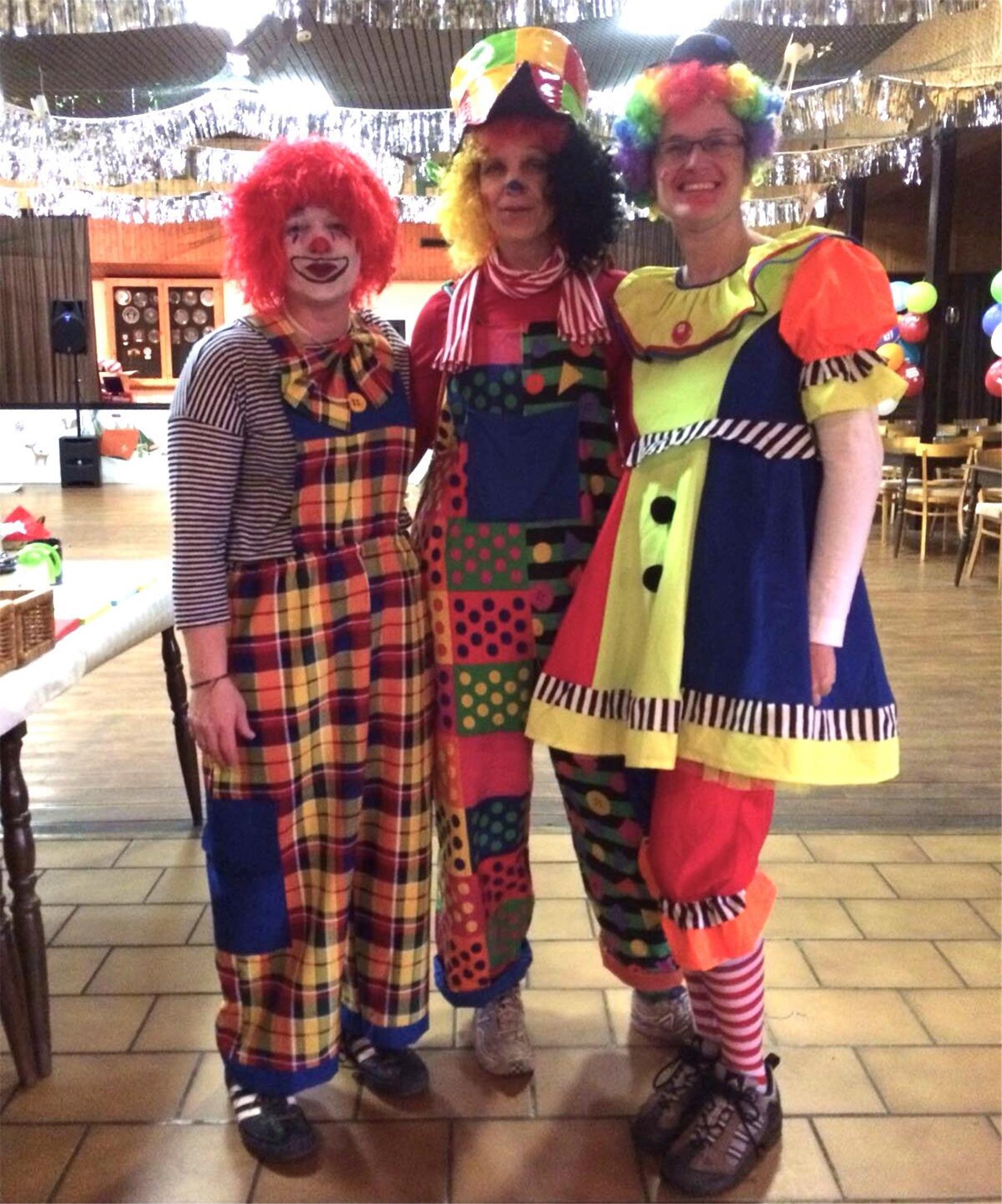 Die Clowns freuen sich auf viele kleine Besucher beim Kinderfasching des MTV Hesedorf. 