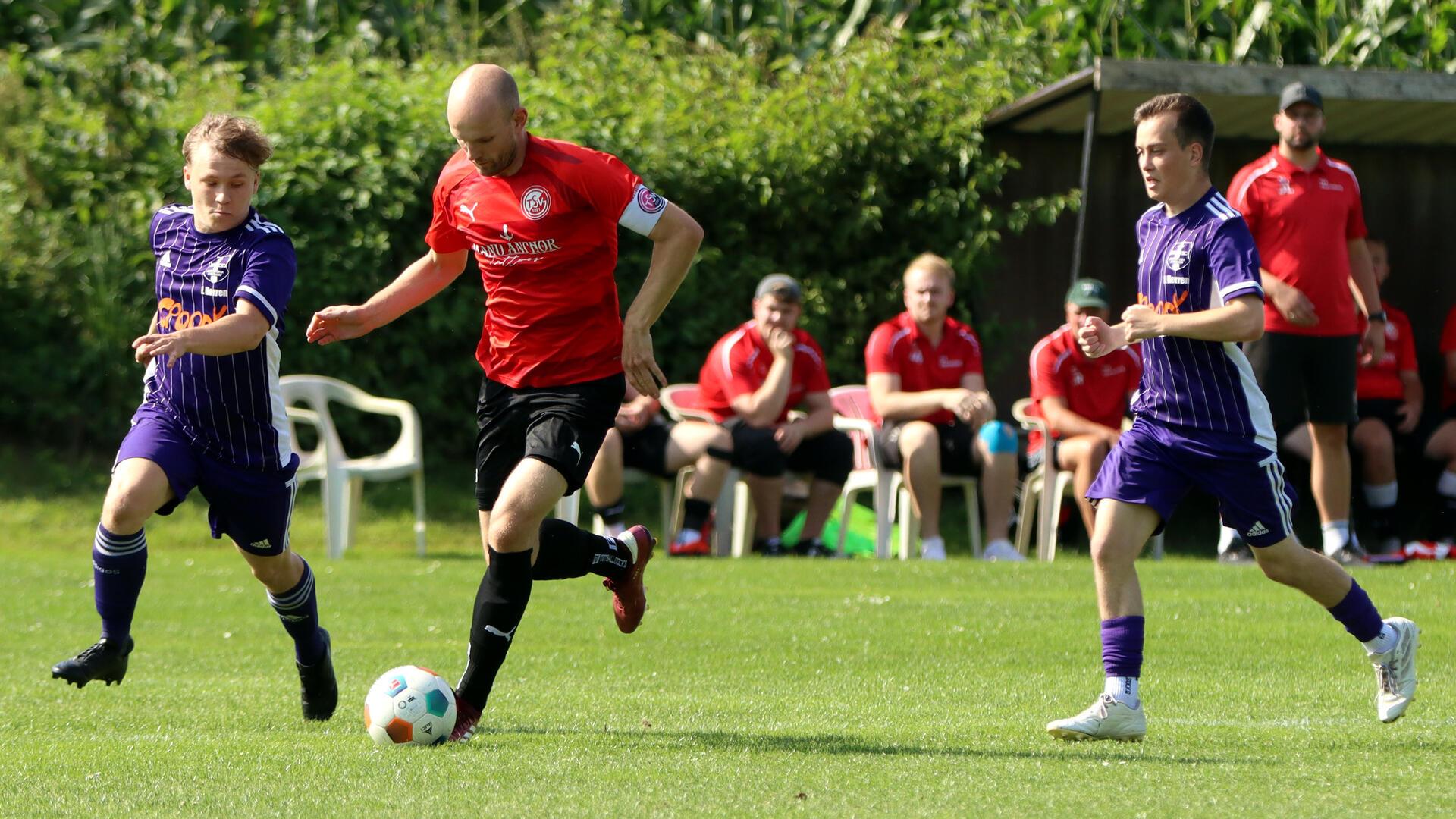 Die Defensive um Kapitän und Torschütze Sönke Jahn agiert nicht konsequent gegen den Ball und kassierte in Steddorf eine 1:5-Pleite.