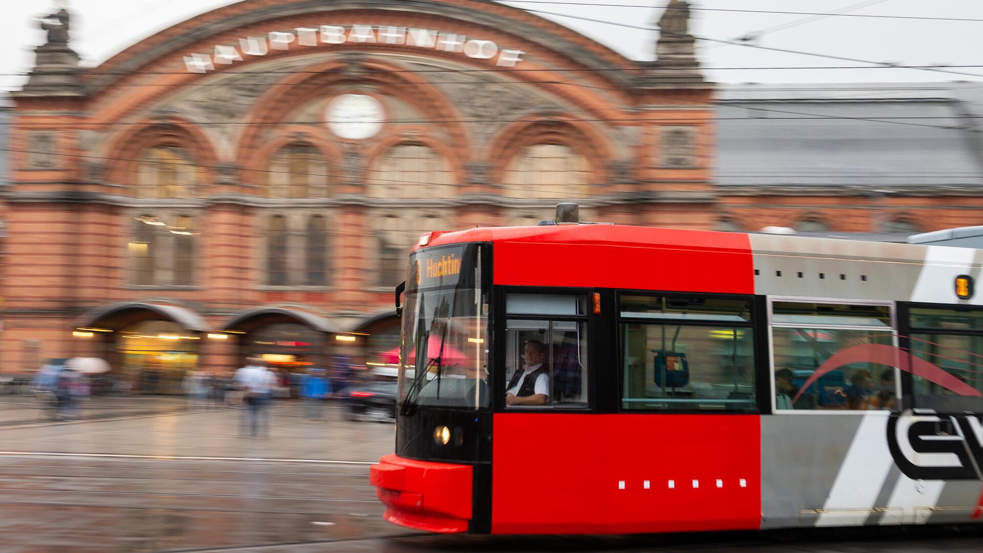 Straßenbahn vor Hauptbahnhof