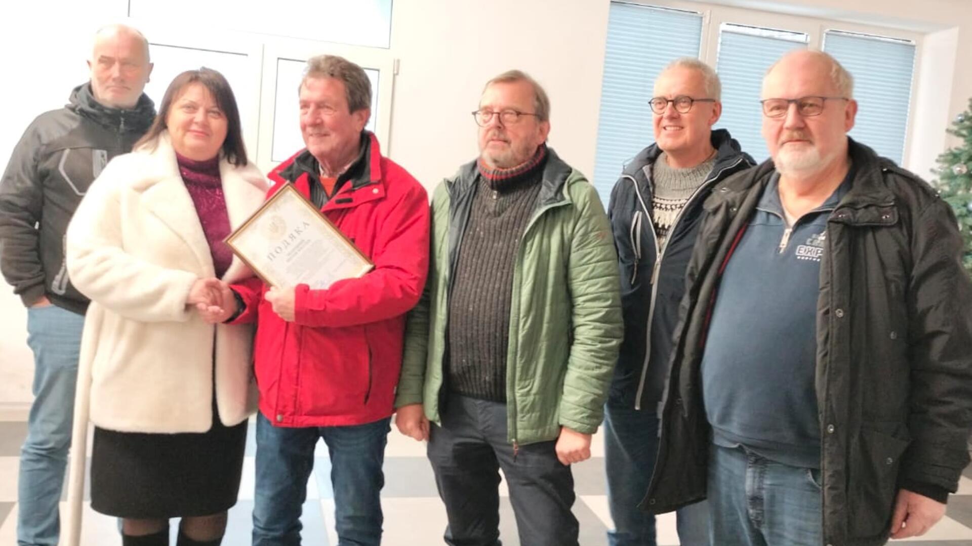 Die Delegation des Vereins „BRV hilft der Ukraine“ wird von der Gouverneurin des Militärdistrikts empfangen. Von rechts: Bernd Seemann, Jörg Schlewitt, Jürgen Müller, Dieter Söllner und Wolfgang Pakheiser.