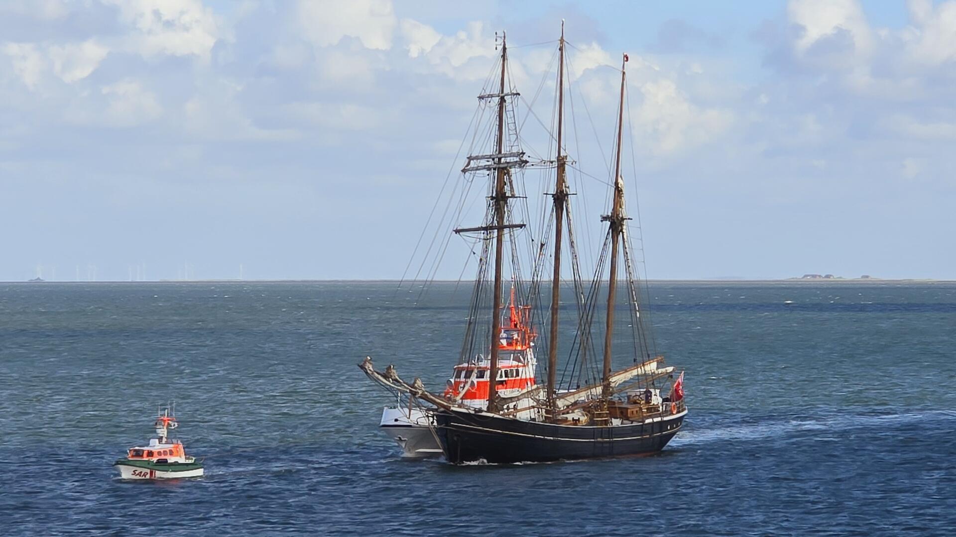 Seenotretter und Dreimaster auf dem offenen Meer 