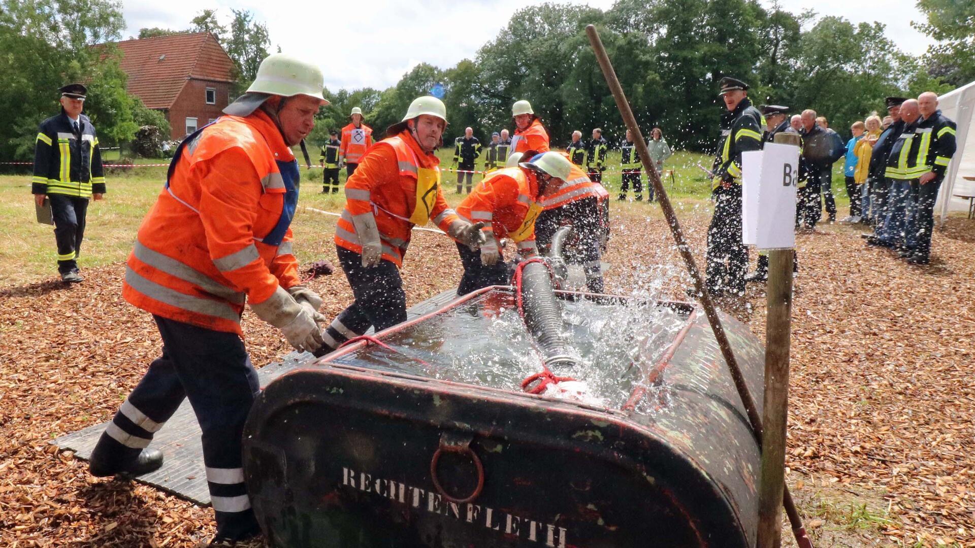 Die Driftsether Feuerwehrleute beim Löschangriff. Von einigen Helfern wurde in den Tanks immer genügend Wasser dafür bereitgestellt. Die Driftsether Wehr von 1854 ist die älteste in der Gemeinde Hagen.