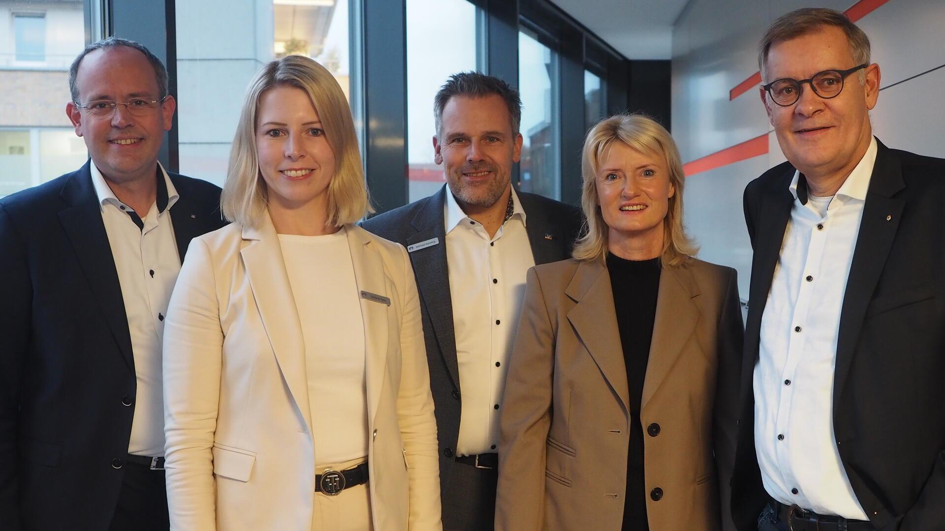 Die Ebersdorferin Stefanie Kase ist mit Wirkung vom 1. Januar in den Vorstand der Volksbank berufen worden. Unser Foto zeigt den dreiköpfigen Vorstand mit Jan Mackenberg (von links), Stefanie Kase und Michael Kersting sowie Silke Nehring und Andreas Rolf-Pissarczyk vom Aufsichtsrat.