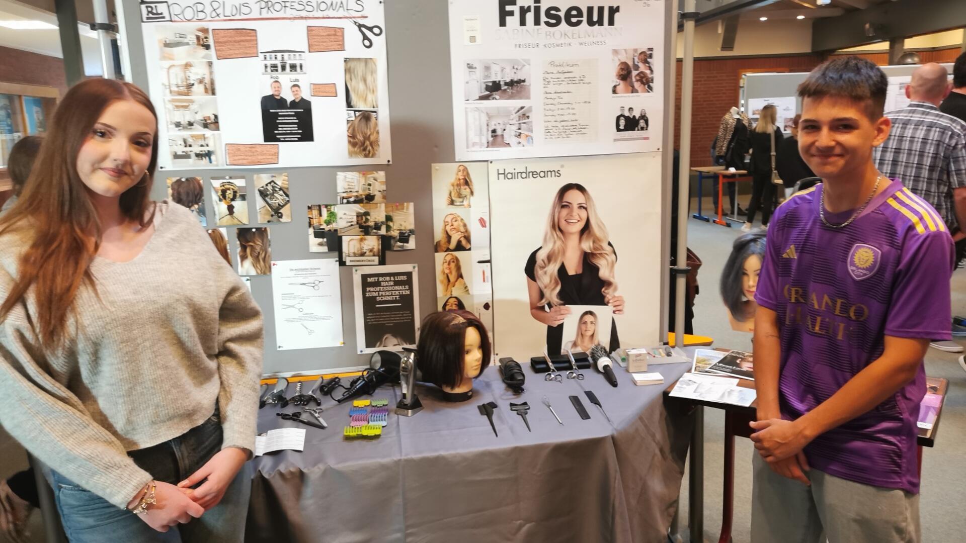 Die Eindrücke aus ihrem Exkurs in die Berufswelt stellten Schülerinnen und Schüler wenige Tage vor Beginn der Herbstferien zu einer umfangreichen Ausstellung in der Aula ihrer Schule zusammen.