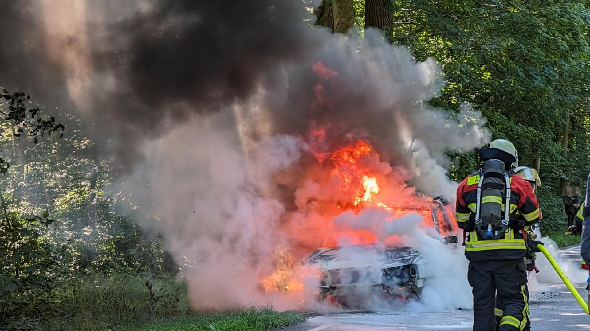 Die Einsatzkräfte bei den Löscharbeiten auf der B 71.