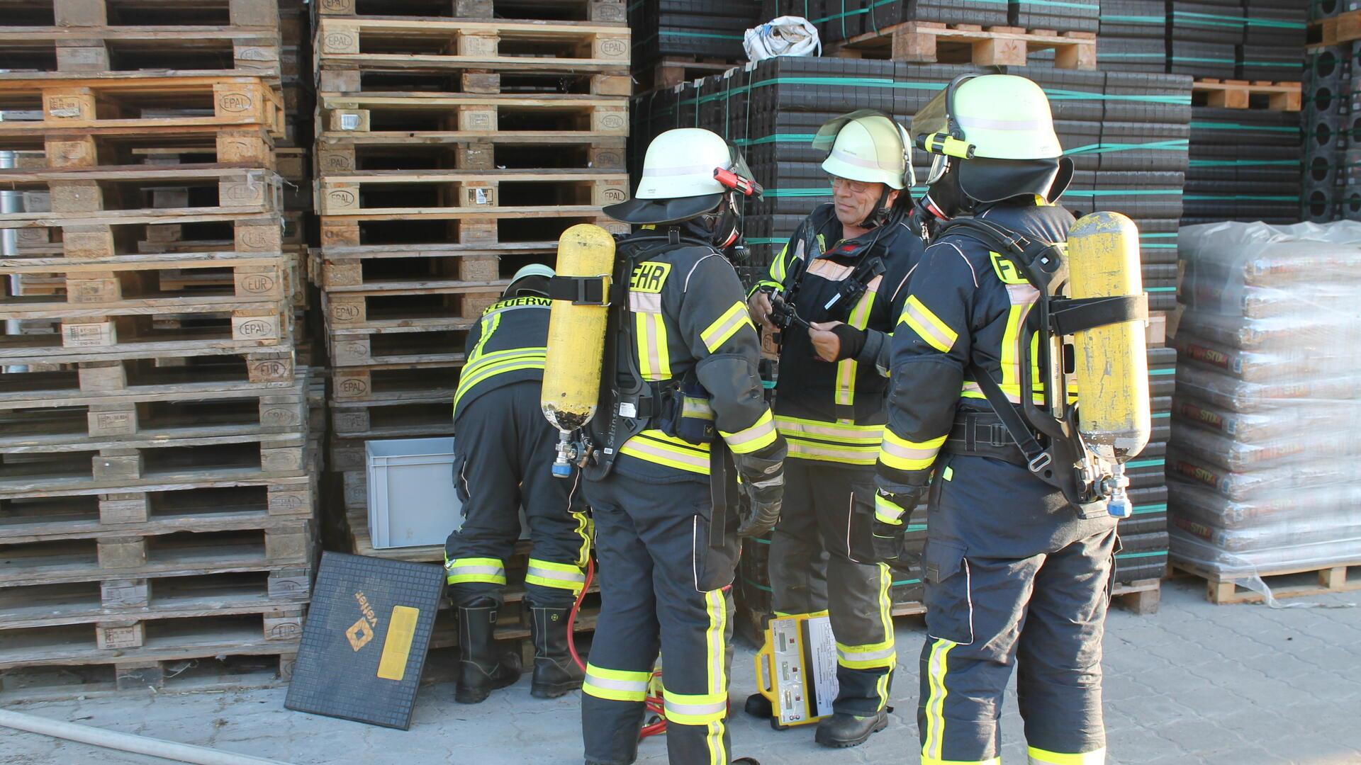 Die Einsatzkräfte der Feuerwehr bei der Gefahrgutübung. 