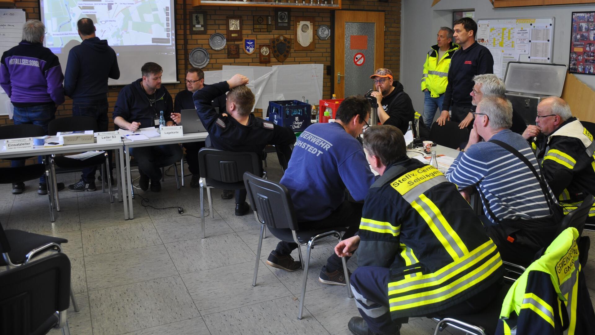 Die Einsatzleitung im Feuerwehrgerätehaus Elm koordiniert die Vermisstensuche.