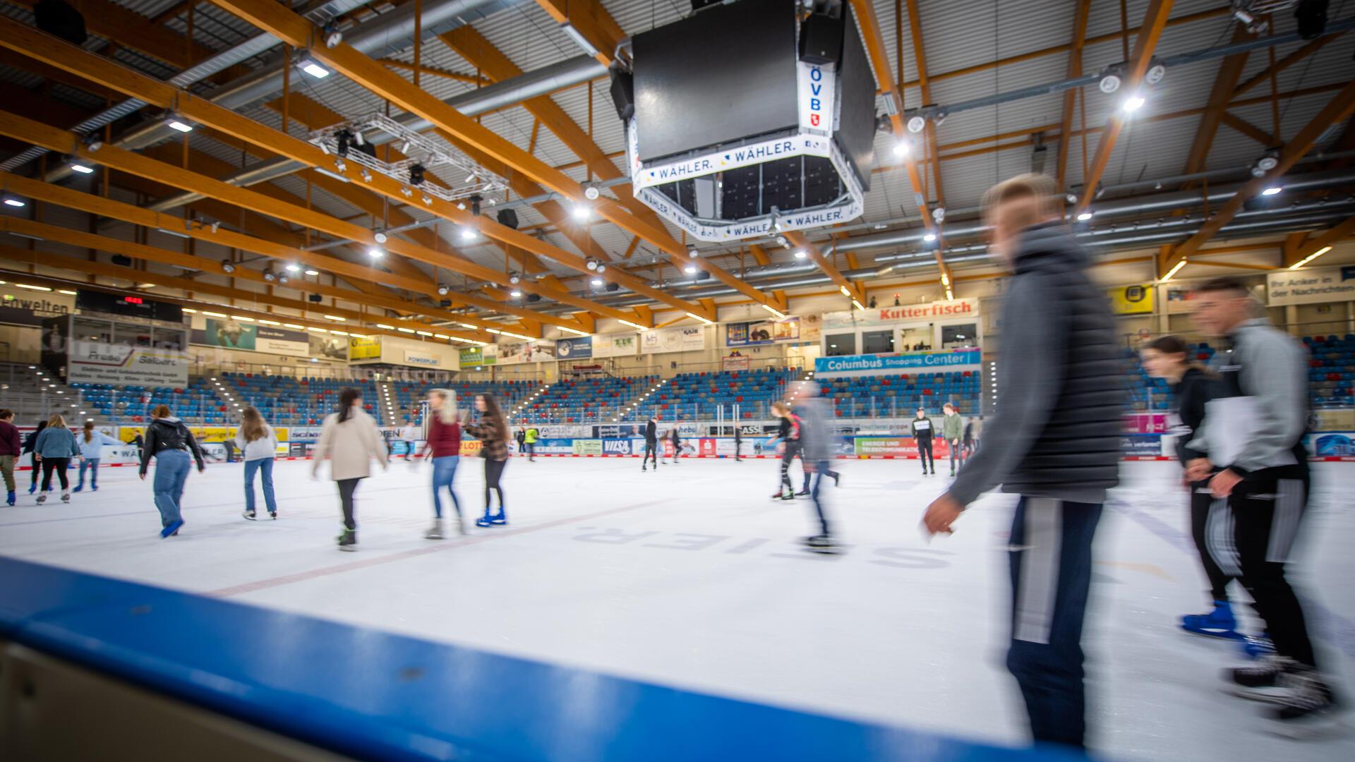 Eine Eissporthalle.