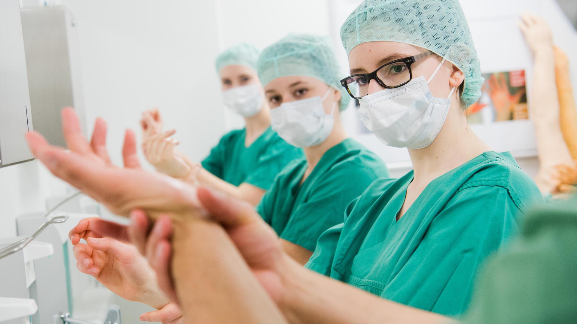 Medizinstudenten üben im "Skills Lab" der Medizinischen Hochschule Hannover (MHH) in der Waschstraße vor einem OP-Raum die hygienische Händereinigung (gestellte Szene). 