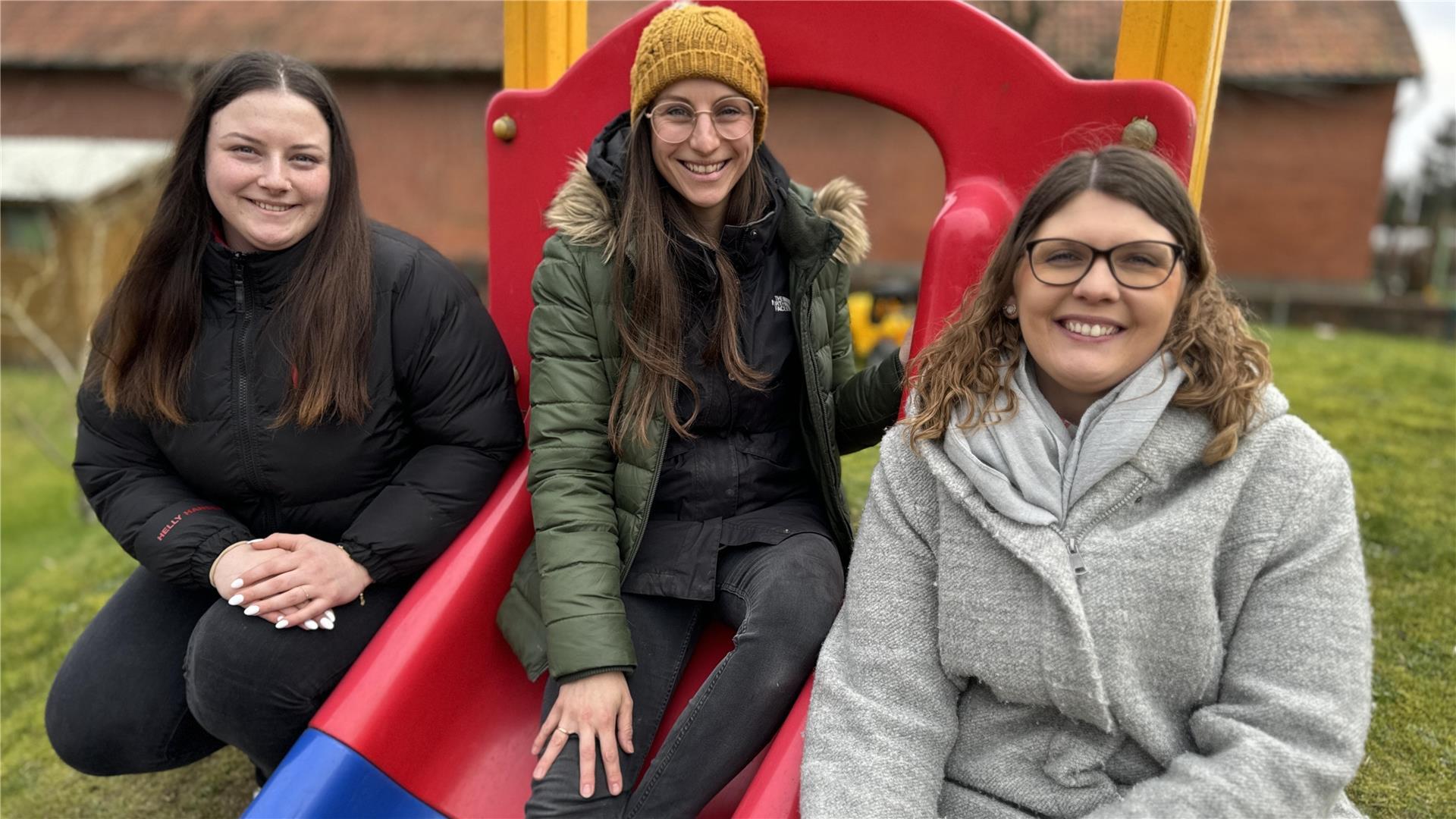 Die Erzieherinnen Denise Schwarzrock (von links), Emely Zygrodnik und Vanessa Brauns arbeiten gerne mit den Kindern in der Horstedter Krippe.