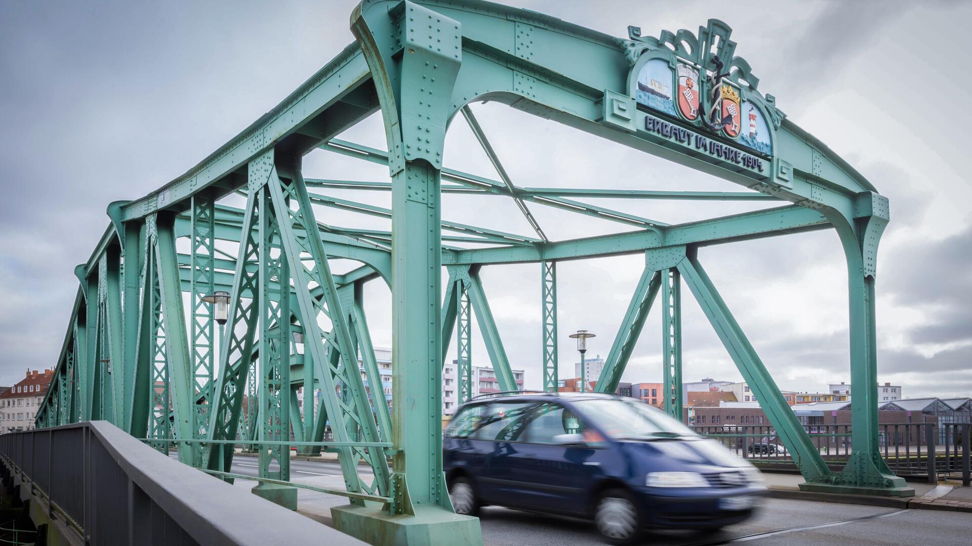 Die Fahrbahn der Alten Geestebrücke muss saniert werden. Foto: Hartmann