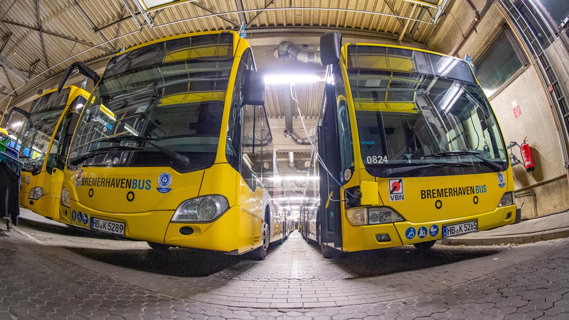 Die Fahrzeughalle von Bremerhaven Bus bleibt am Streiktag der Busfahrer gefüllt.