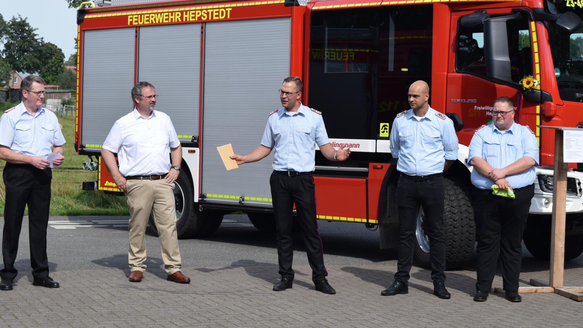 Die Fahrzeugübergabe des neuen HLF10 bei der Feuerwehr Hepstedt.