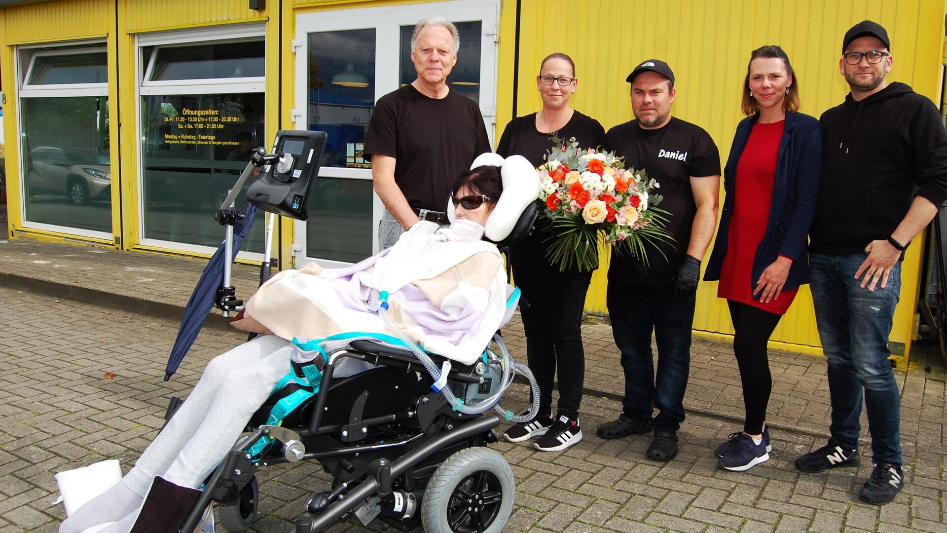 Die Familie der schwer an ALS erkrankten Martina Brüning überraschte die Inhaber des Hagener Bistros „Snack Point“ als Dank für ihre spontanen Spendenaktionen mit einem großen Blumenstrauß: (von links) Michael Brüning, Melanie und Daniel Dias (Snack Point) sowie Svenja und Sven Ulrich.