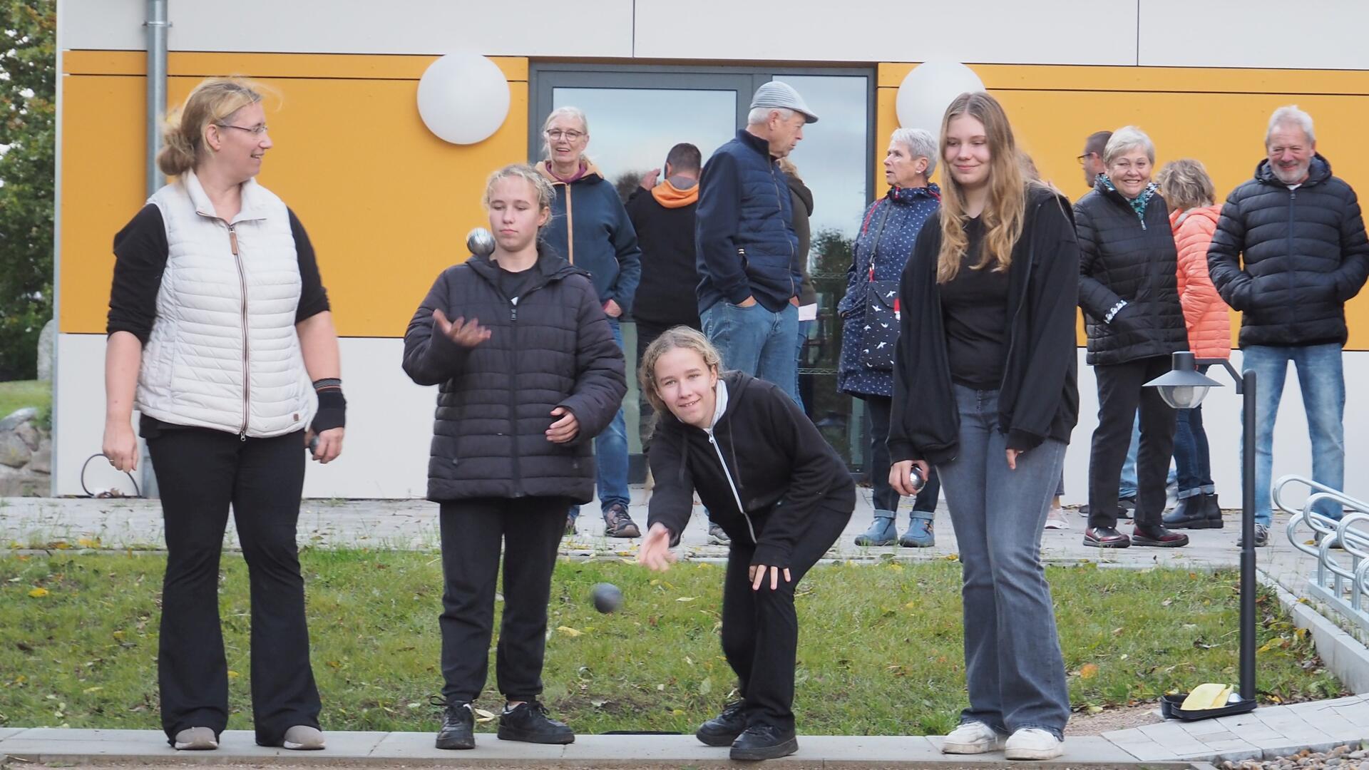 Die Familie von Ortsbürgermeisterin Patricia Gerhardt (links) engagierte sich sehr für die Errichtung der Midlumer Boulebahn. Hier testen ihre Töchter (von links) Hanna, Merle und Sarah ihr Können.