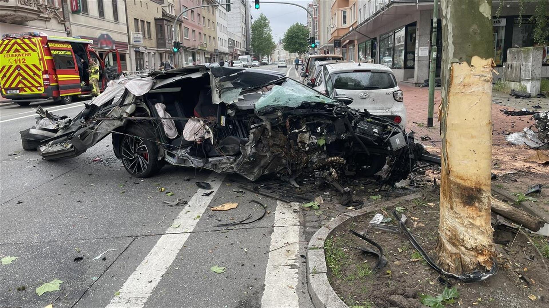 Die Feuerwehr Bremerhaven hat dieses Bild des Unfallfahrzeugs veröffentlicht.