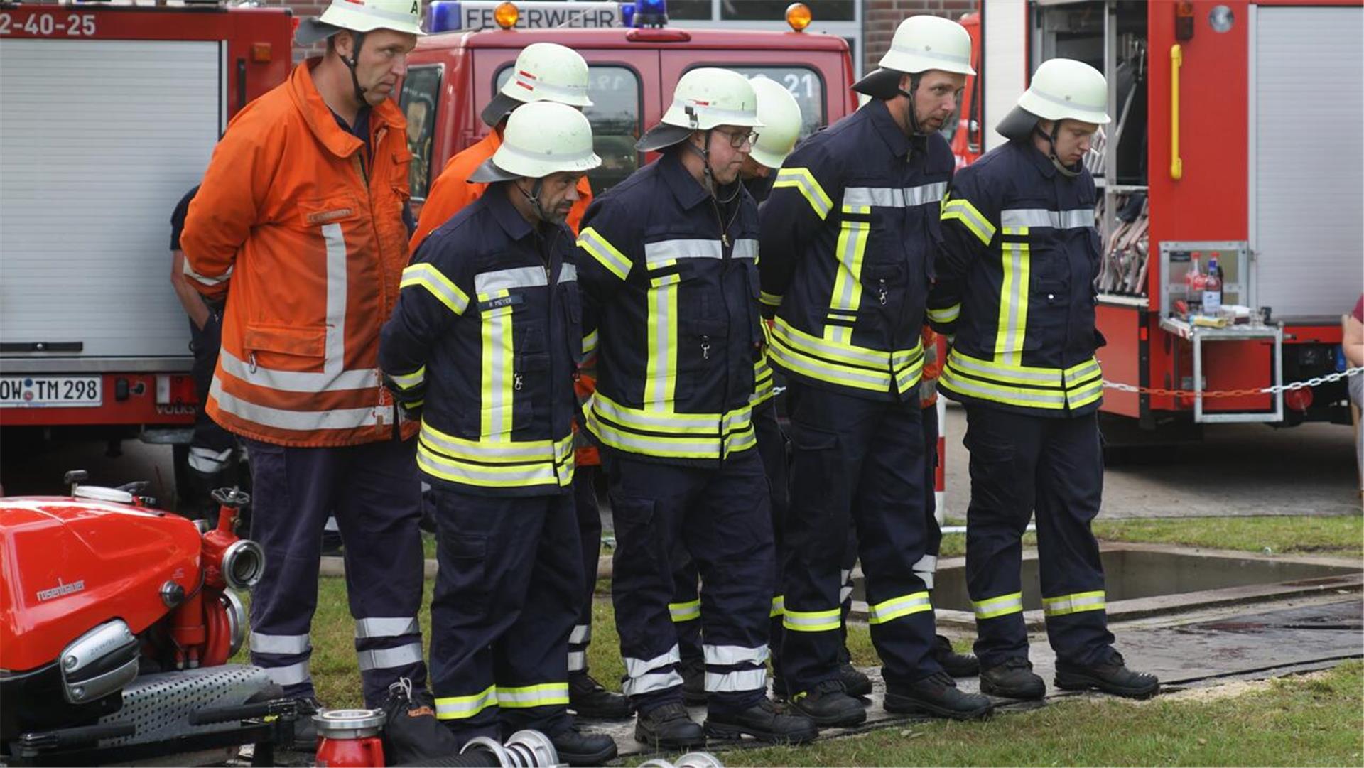 Die Feuerwehr Kalbe erhält ihren Einsatzbefehl. 