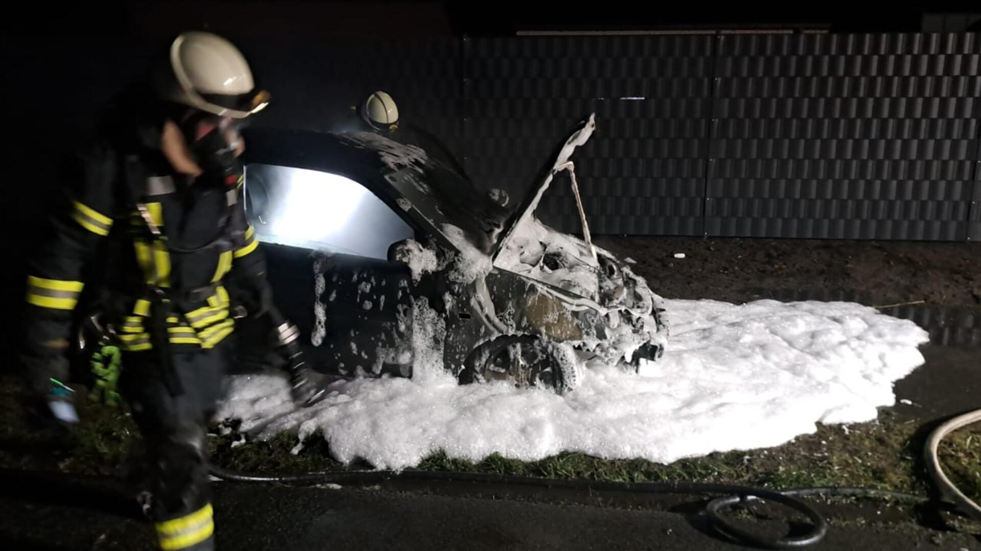 Die Feuerwehr bedeckte das Auto nach dem Brand in Heeslingen mit Schaum.