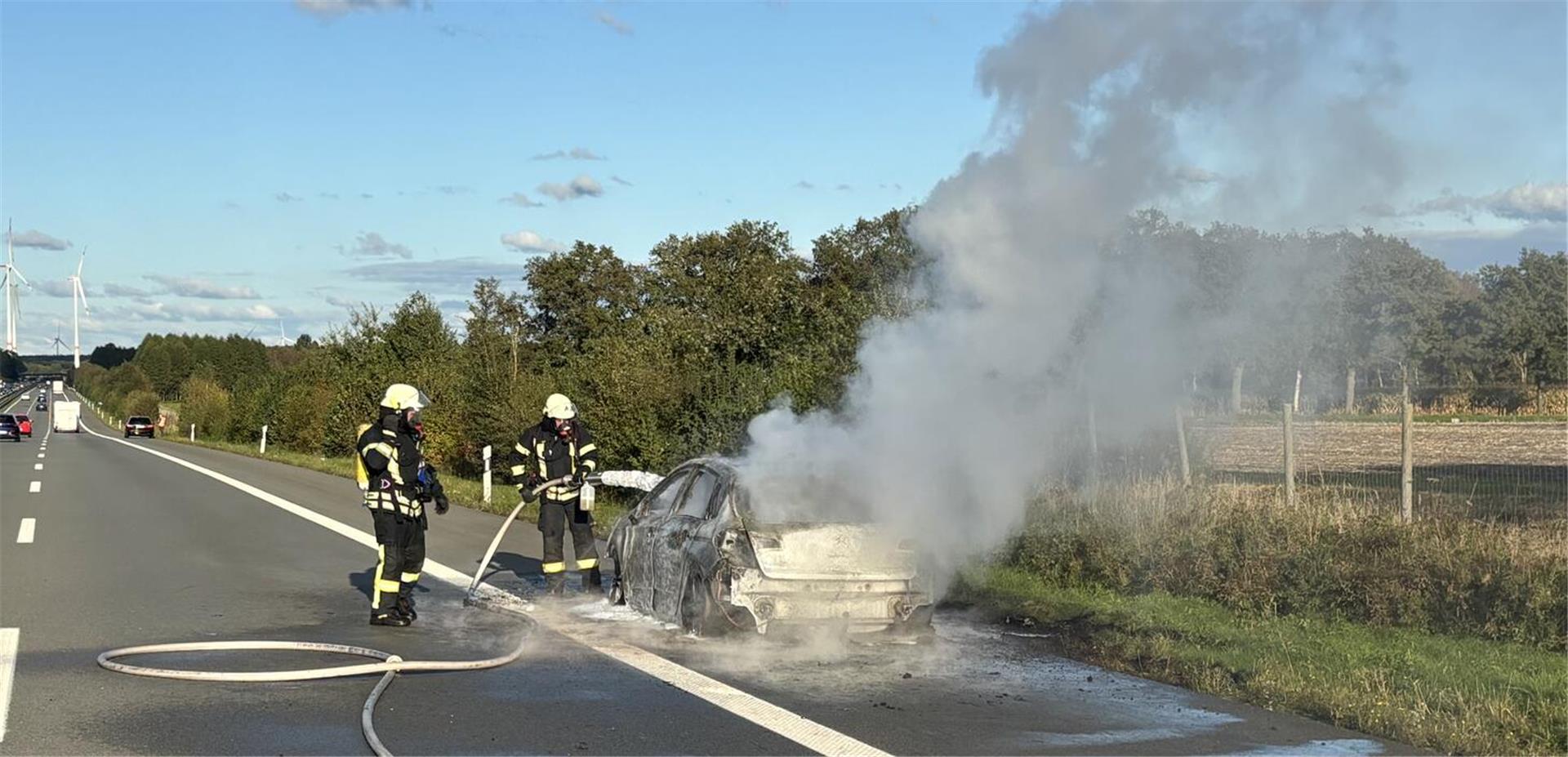 Die Feuerwehr bei den Löscharbeiten auf der A1