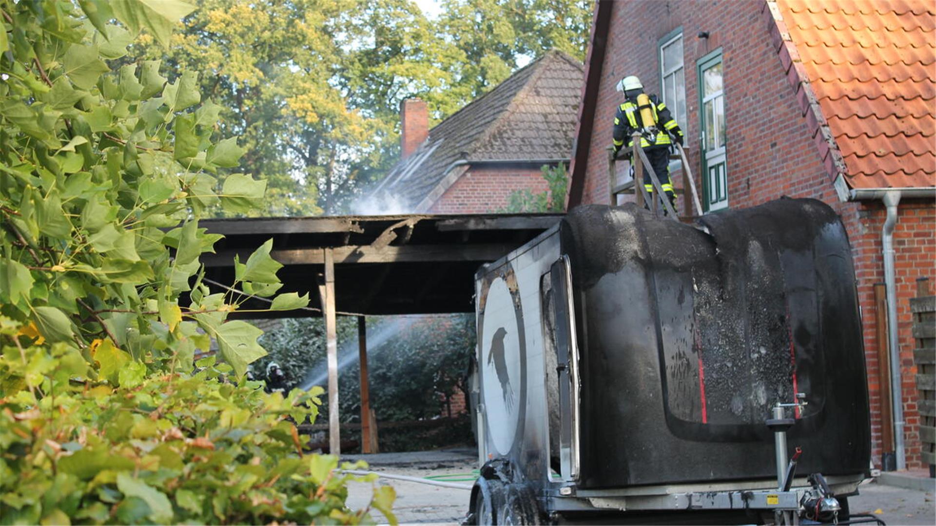 Die Feuerwehr bei den Nachlöscharbeiten in Granstedt.