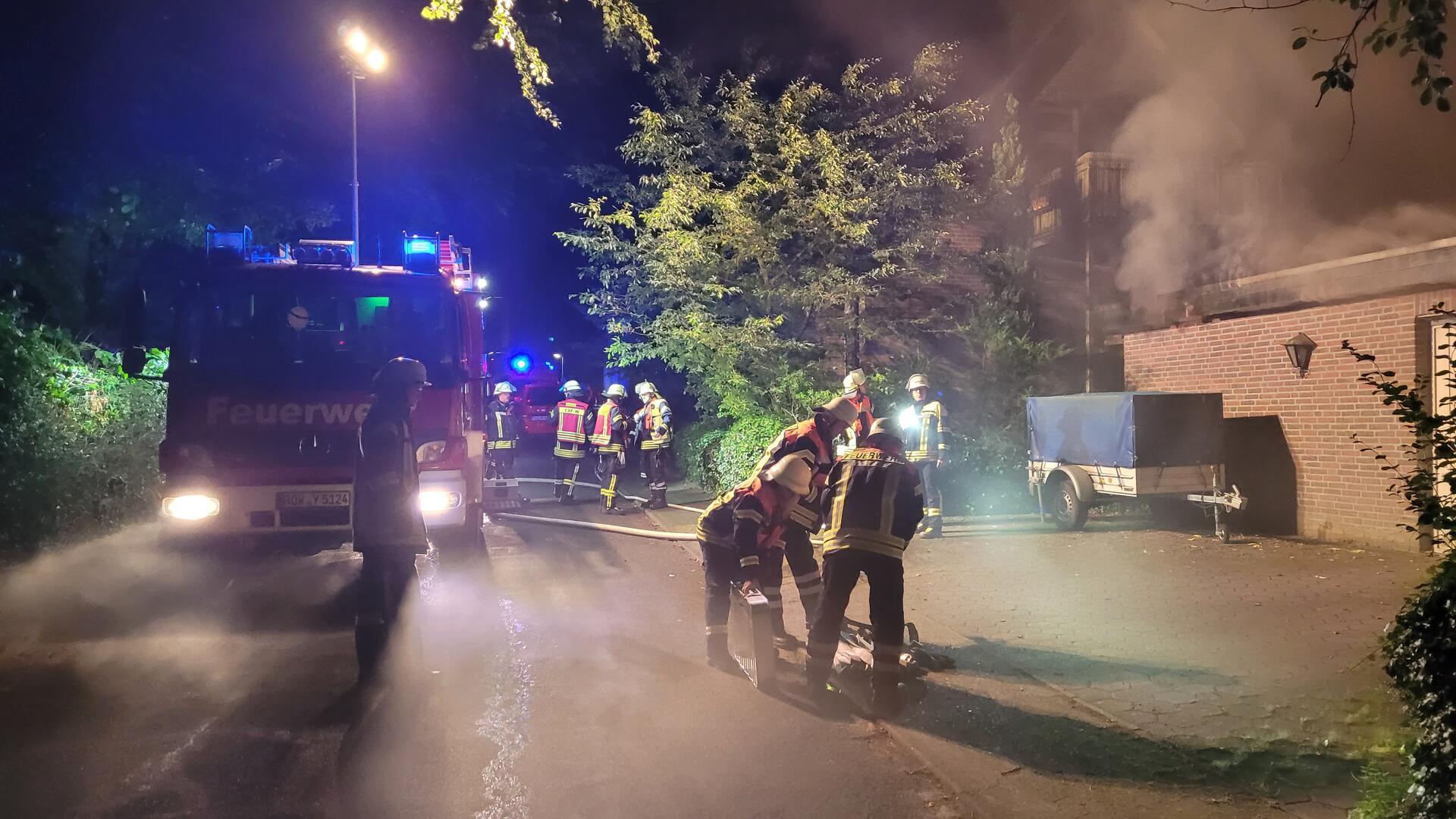 Die Feuerwehr bereitet sich aufs Löschen des Gebäudeanbaus vor.