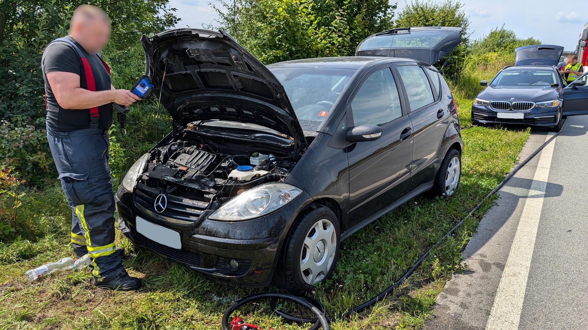 Die Feuerwehr brauchte nicht mehr einzugreifen - Ersthelfer hatten den brennenden Kleinwagen auf der Autobahn bereits gelöscht.