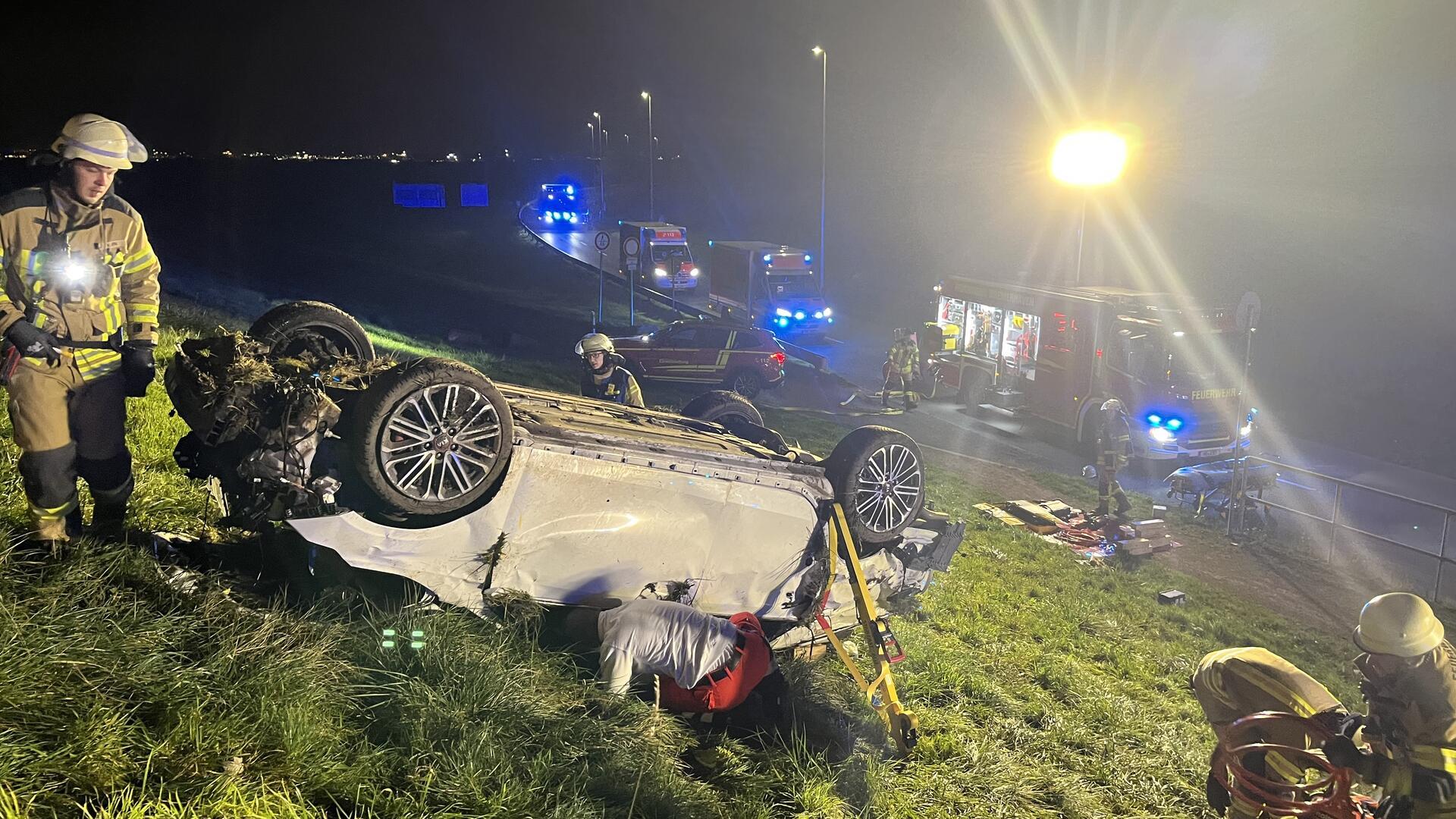 Die Feuerwehr musste den Fahrer dieses Wagens befreien. 