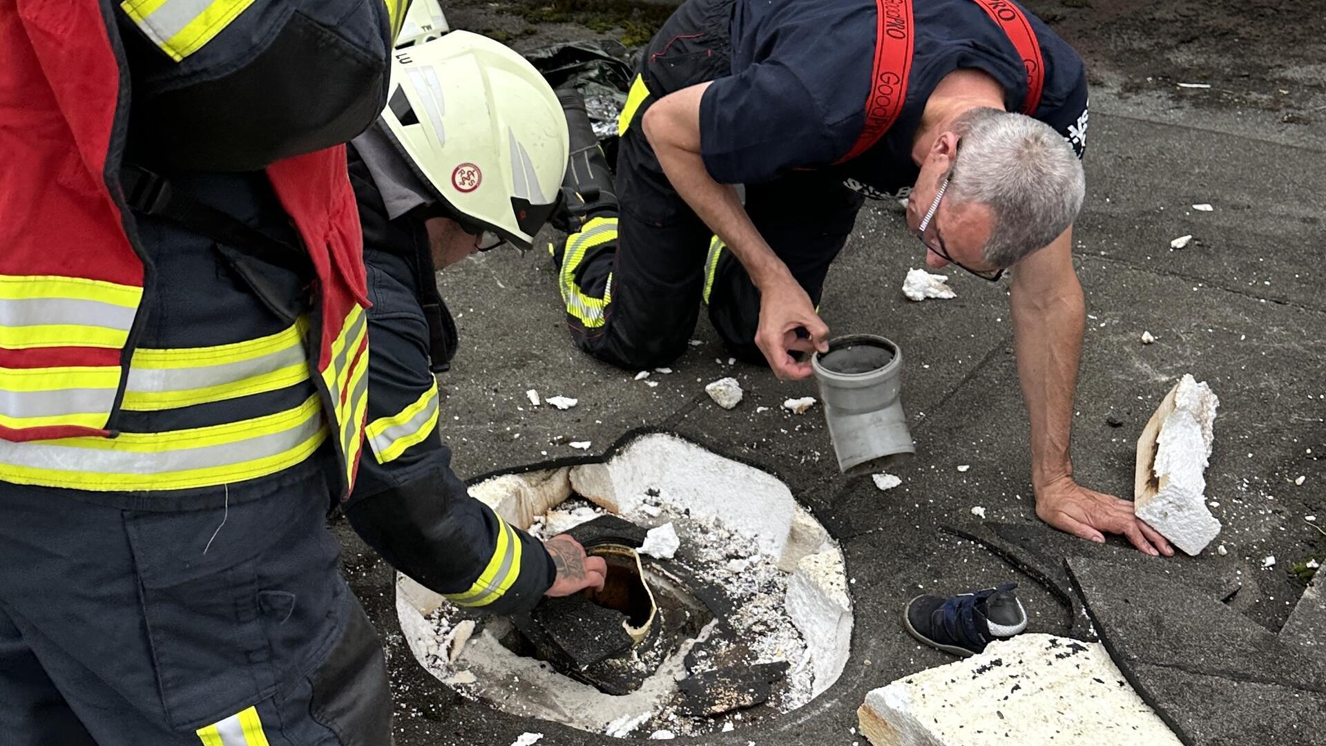 Die Feuerwehr öffnet die Dachhaut, um den Jungen zu befreien.