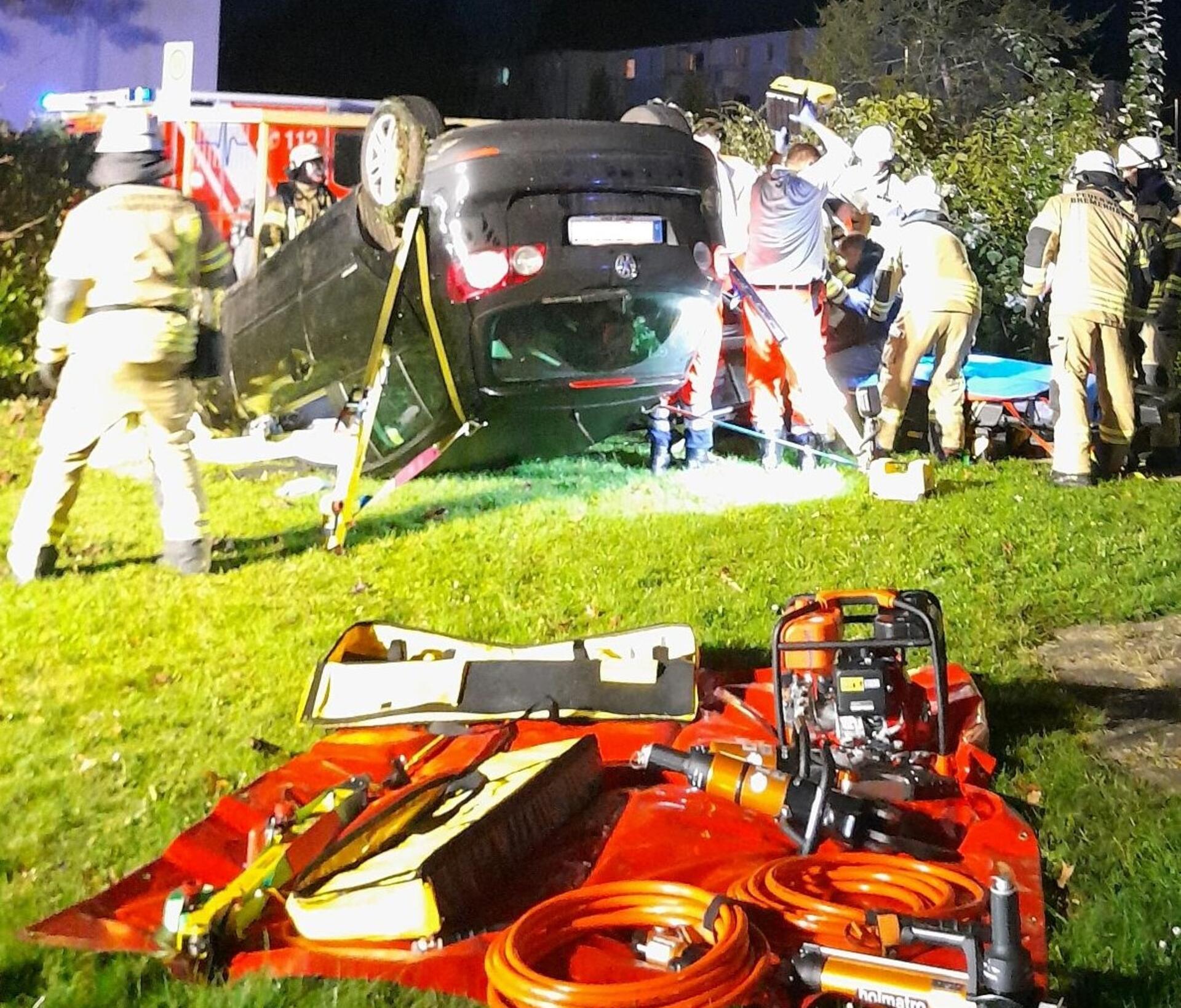 Die Feuerwehr rettete den Fahrer aus dem auf dem Dach liegenden Wagen. 