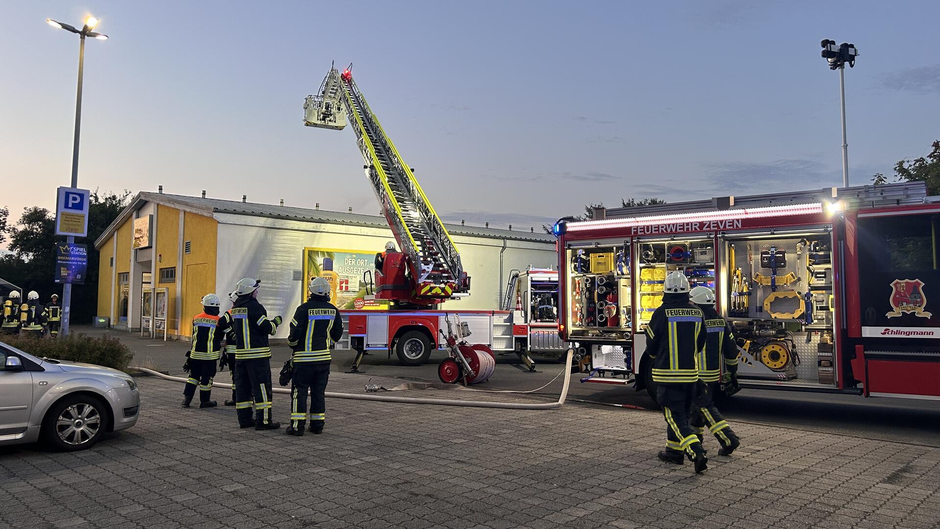 Die Feuerwehr überprüft die Rauchentwicklung und den Brandgeruch an der Einsatzstelle in Zeven. Am Ende stellte sich die Alarmierung als irrtümlich heraus.