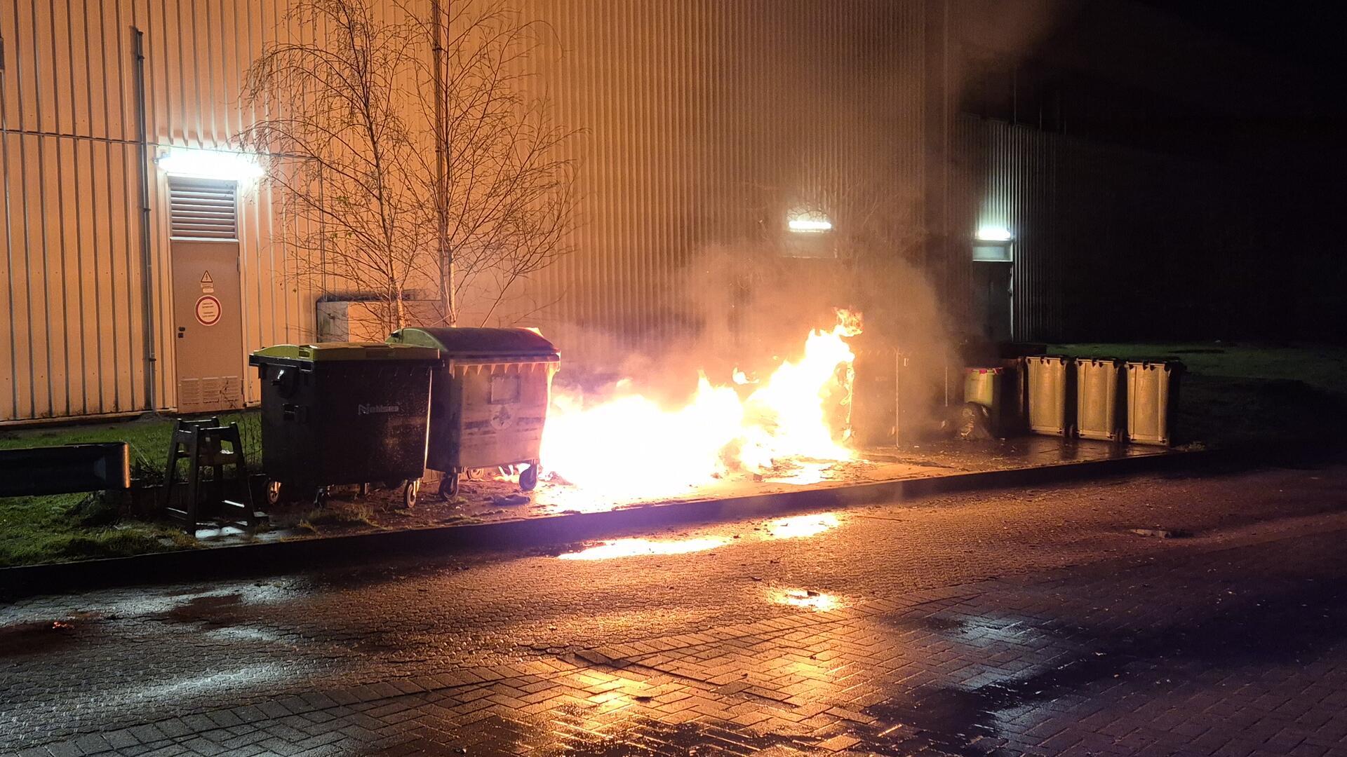 Die Feuerwehr verhinderte durch schnellen Einsatz ein Übergreifen der Flammen auf weitere Müllcontainer.