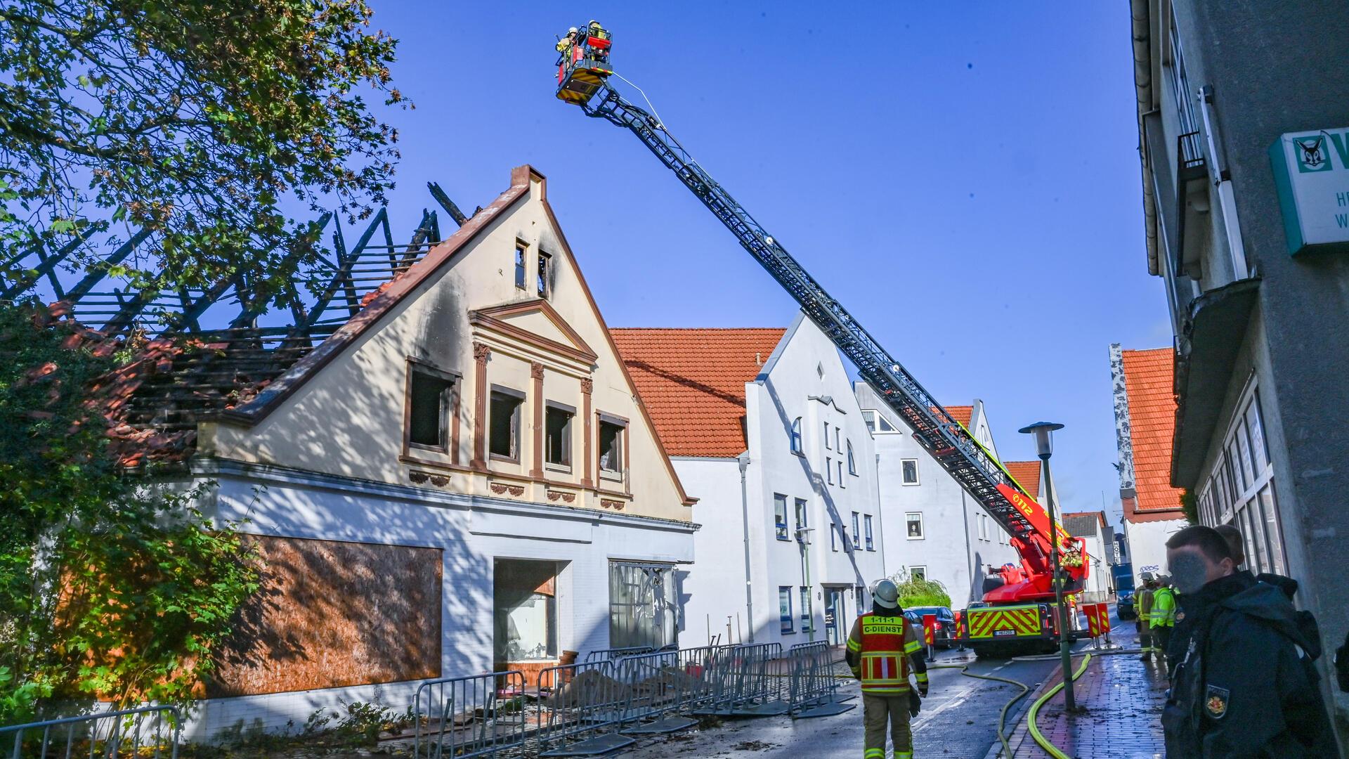 Die Feuerwehr war bis in den Abend mit Nachlöscharbeiten beschäftigt.