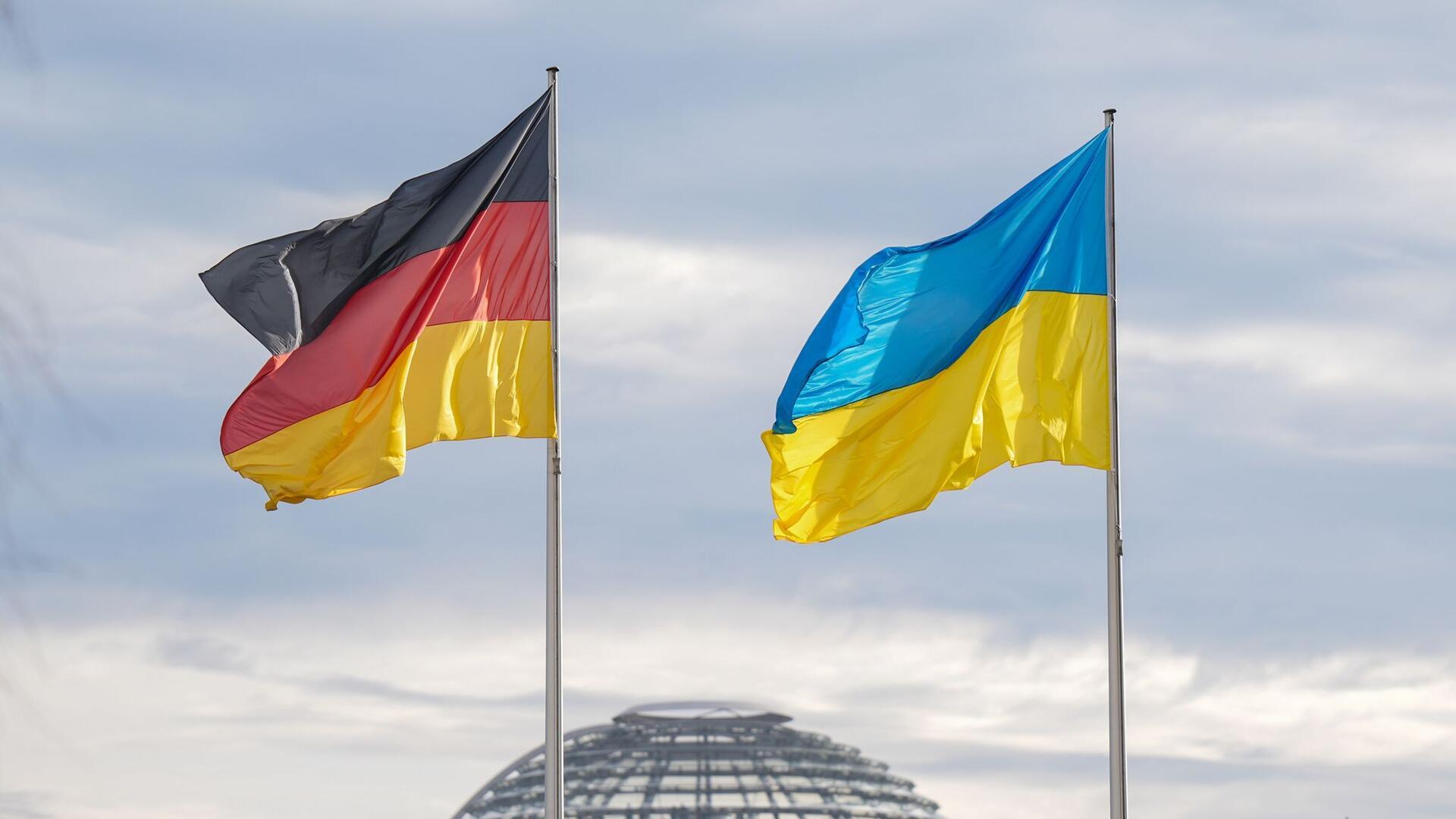 Die Flaggen von Deutschland und der Ukraine wehen vor dem Bundestag.