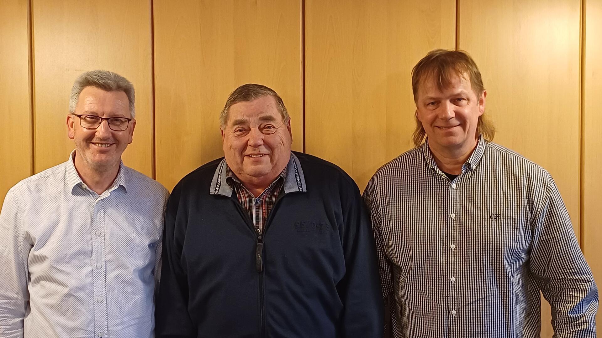 Die Freien Bürger der Gemeinde Schiffdorf wählten eine neue Führungsspitze: 1. Vorsitzender wurde Marcus Blöck (rechts), der Fredo Tiedemann (Mitte) ablöst. Neuer 2. Vorsitzender ist Jörg Rohde.