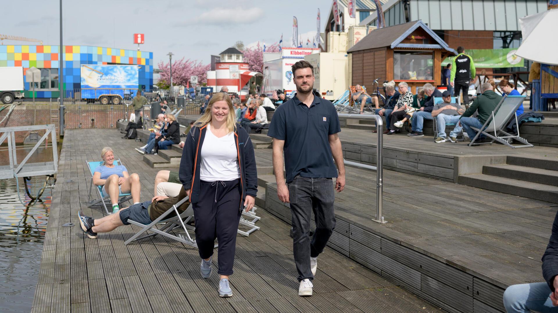 Die Freiluftsaison ist eröffnet: Chiara Rogge und Henning Dörr vom Schaufenster Fischereihafen.