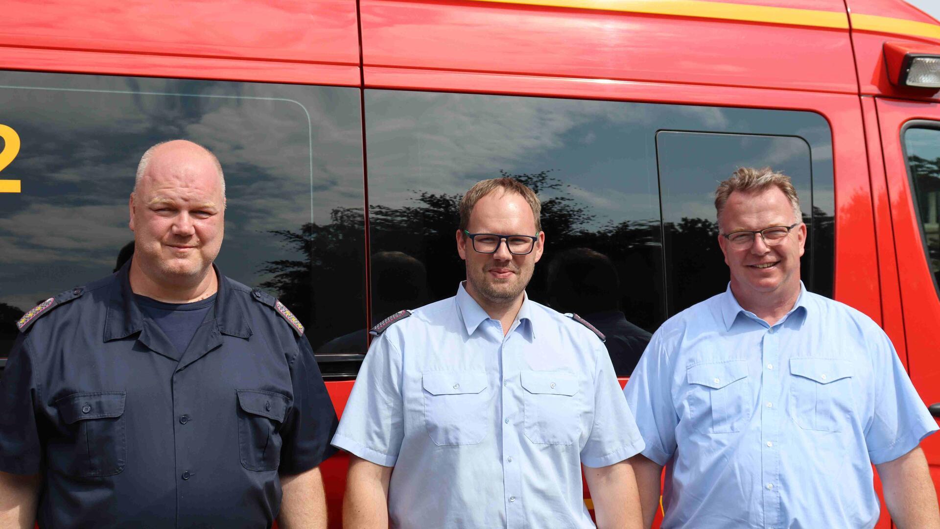 Die Führung der Gemeindefeuerwehr Schiffdorf (von links): Gemeindebrandmeister Thorsten Müller, stellvertretender Gemeindebrandmeister Christian Lührs und stellvertretender Gemeindebrandmeister Detlef Heinsohn.