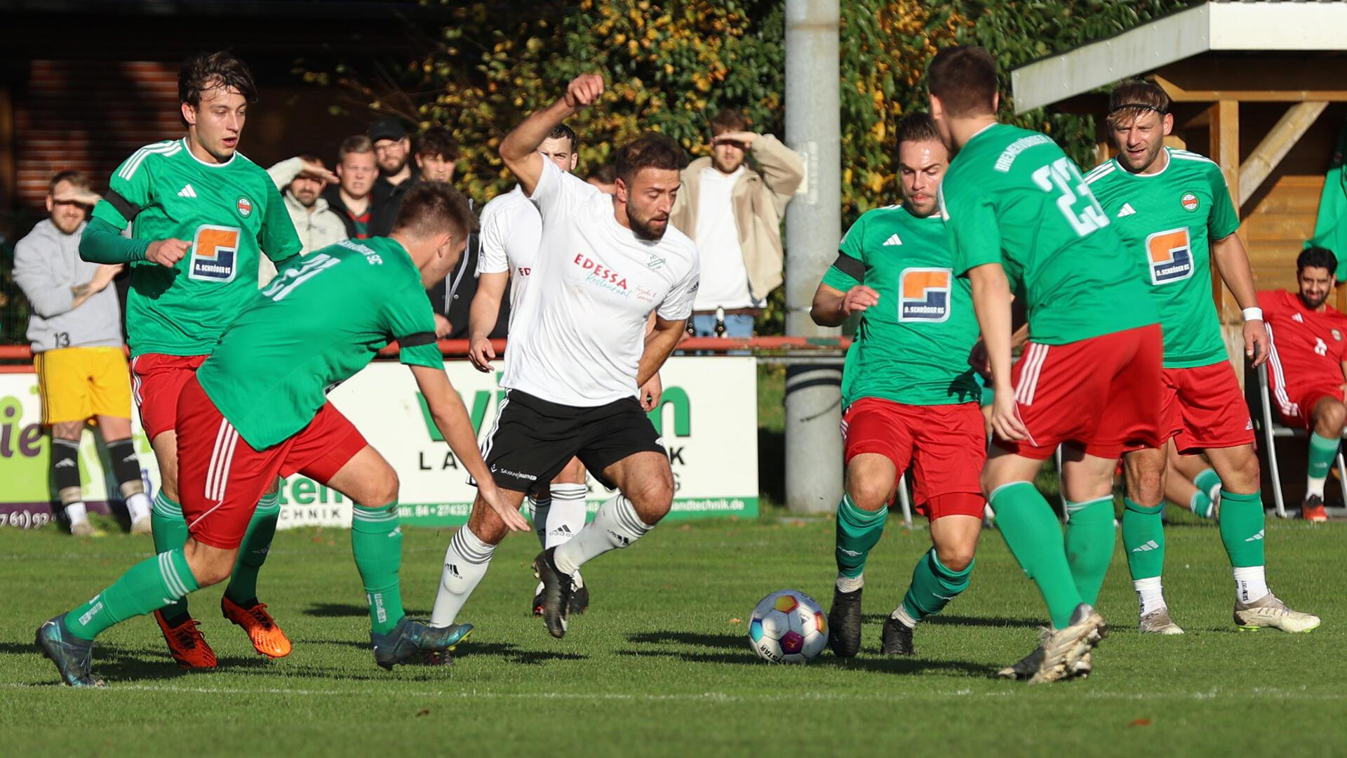 Die Fußballer des Bremervörder SC boten dem FC Worpswede, hier mit Abdullah Basdas, zwar Paroli, verloren ihr Heimspiel aber mit 1:2.