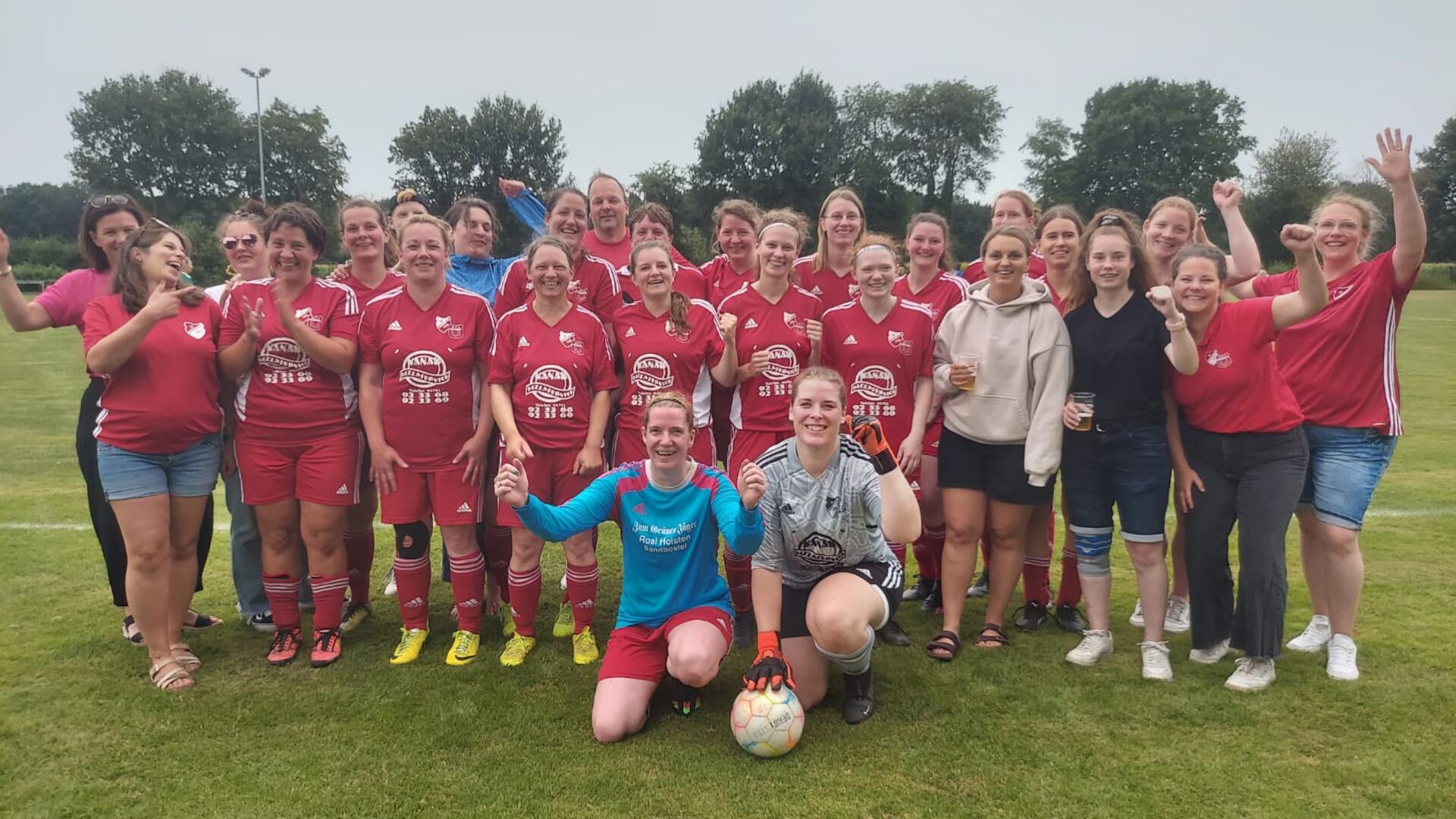 Die Fußballerinnen des SV Sandbostel hatten sichtlich Spaß bei ihrer Jubiläumsfeier.