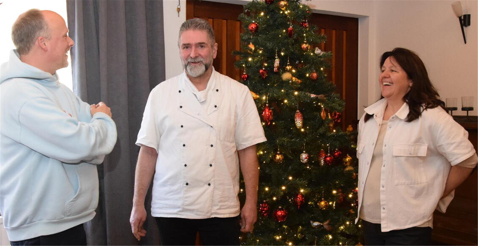 Die Gastronomen Michaela und Dominik Martin sowie Pastor Markus Stamme (links) von der Kirchengemeinde Selsingen laden ein zu einem gemütlichen Weihnachtsabend.