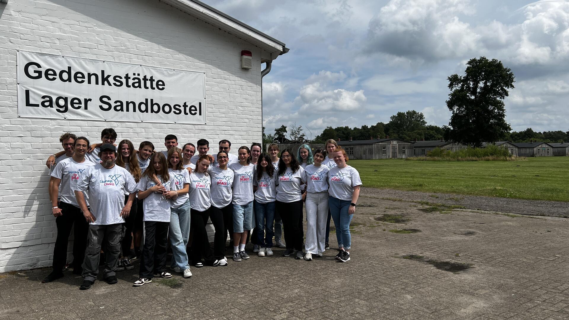 Die Gedenkstätte Lager Sandbostel und ihre Kooperationspartner laden ein zu einer Gedenkfeier im Rahmen des traditionellen "Work for peace"-Camps ein. 