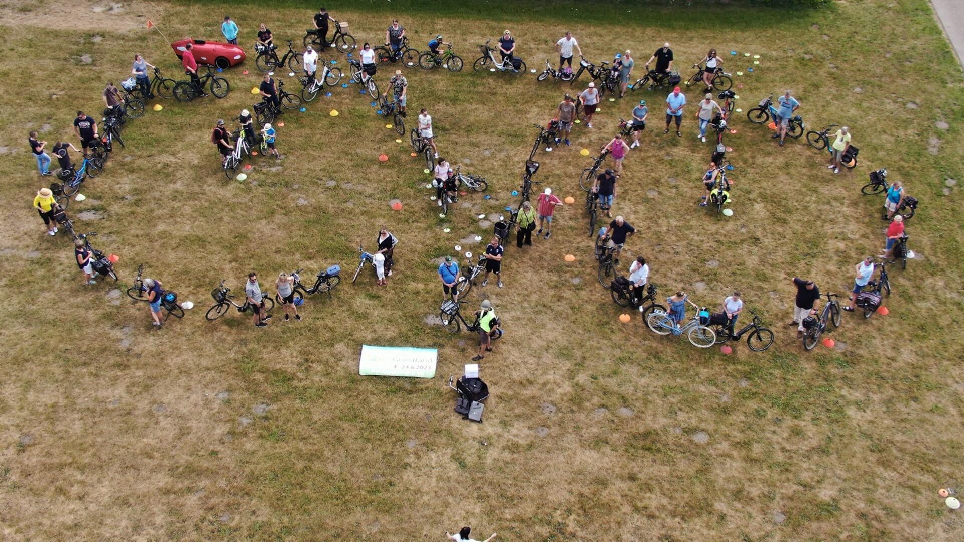 Die Geestländer radelten am weitesten. Zum Abschluss bildeten rund 50 Teilnehmer auf dem Sportplatz des TV Langen ein Fahrrad.