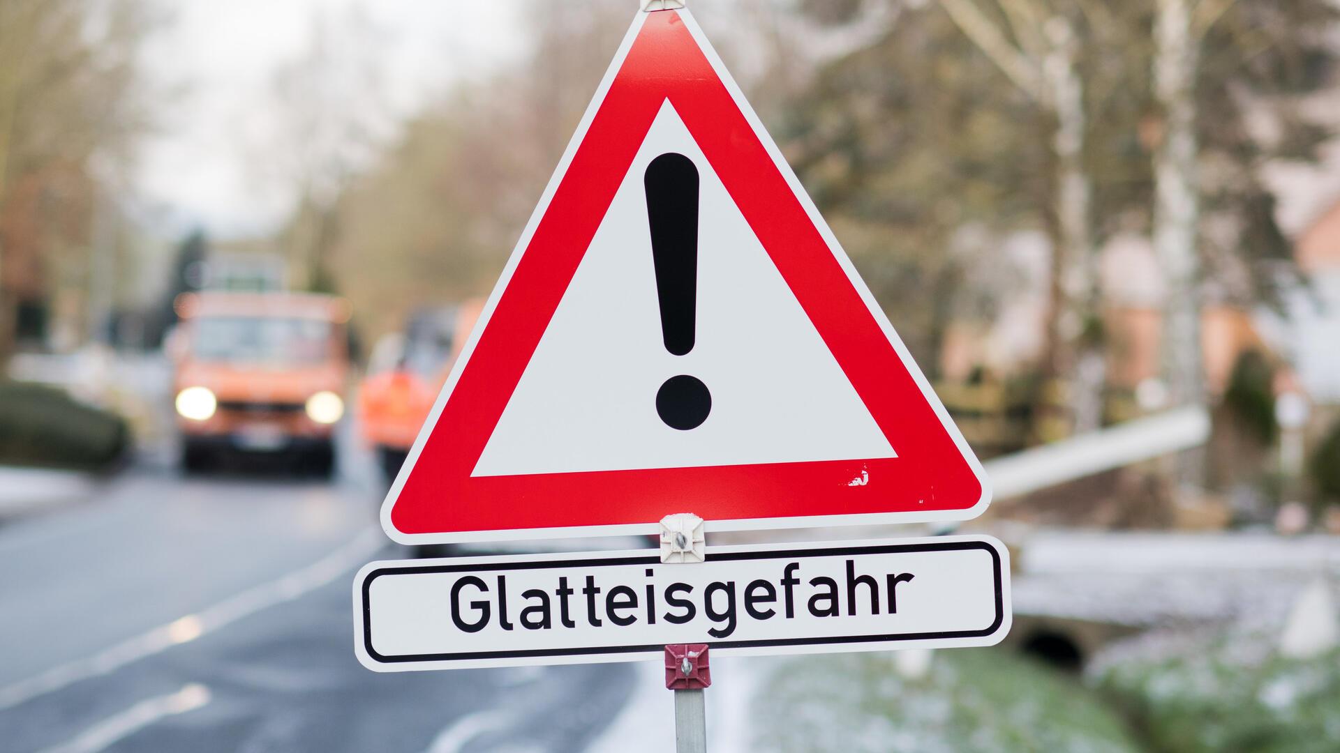 Schild mit Warnung vor Glatteisgefahr 