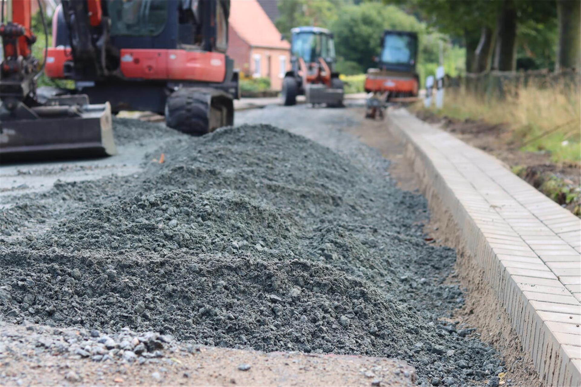 Schotter liegt auf einer Straßenbaustelle.