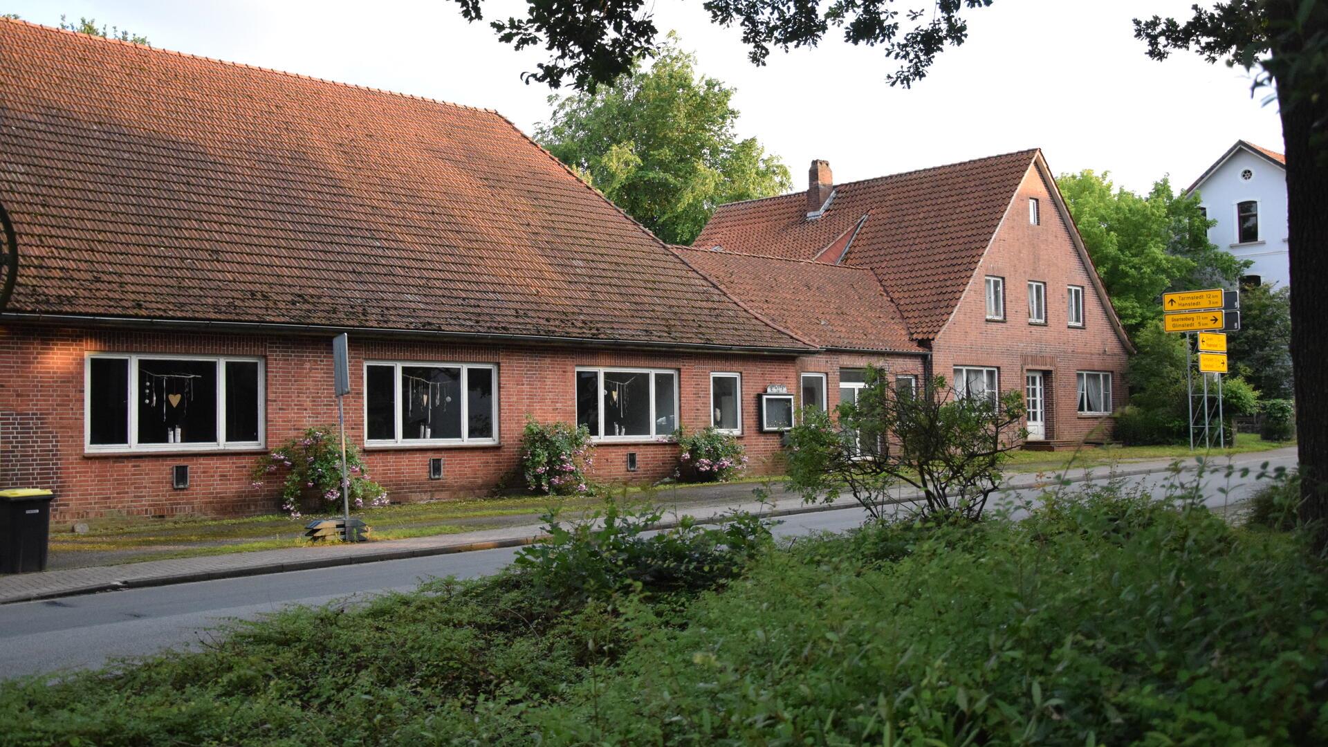 Die Gemeinde möchte das Grundstück mit dem Gebäude-Ensemble an der Rhader Hauptstraße, in dem sich früher eine Gaststätte und danach der Dorftreff befand, verkaufen.