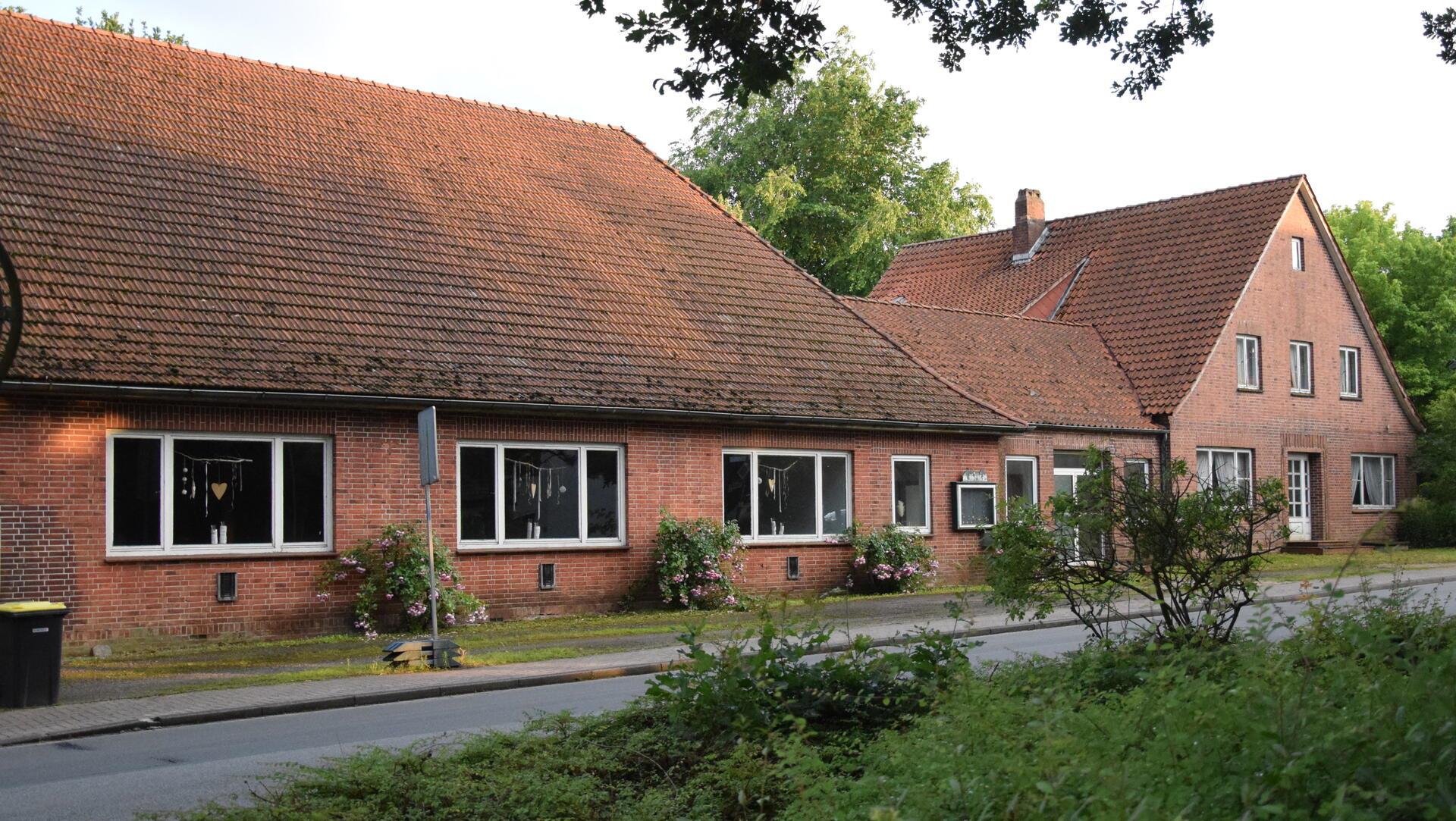 Die Gemeinde möchte das Grundstück mit der abrissreifen Immobilie an der Hauptstraße 7 im Ortskern von Rhade verkaufen.