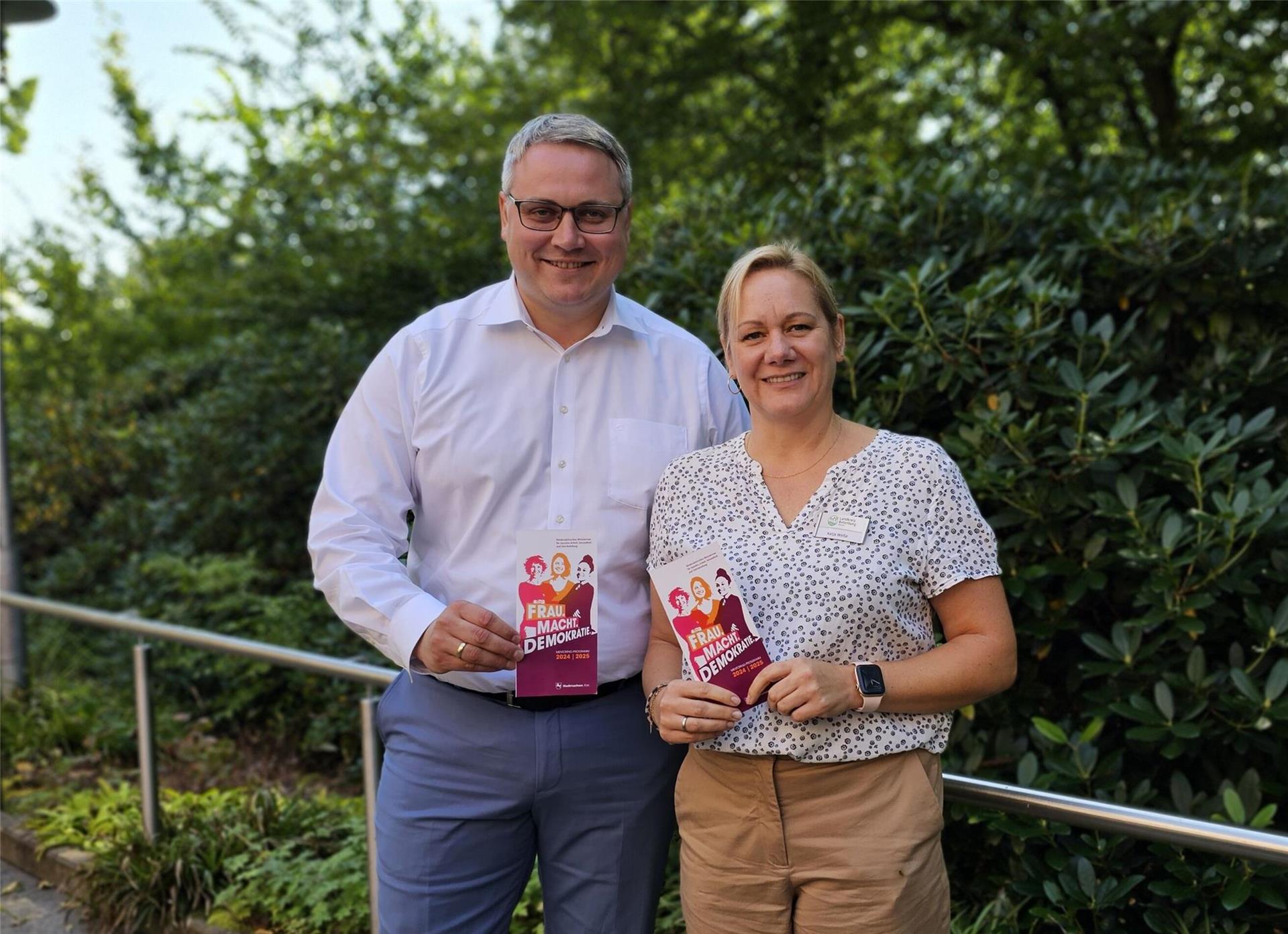 Die Gleichstellungsbeauftragte des Landkreises, Katja Weße, und Landrat Marco Prietz werben für das Mentoringprojekt.