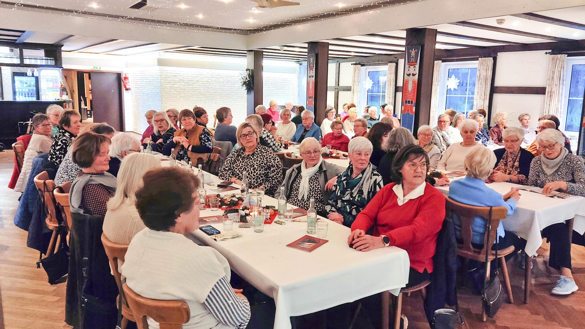 Die Gnarrenburger Landfrauen verbringen unbeschwerte Stunden im Kuhstedter Gasthof Ahrens. 110 Frauen folgten der Einladung zur stimmungsvollen Weihnachtsfeier.